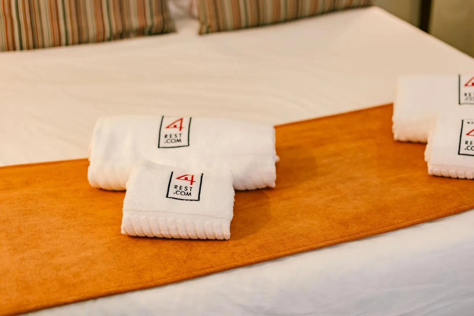 Bed in Rent4Rest Estoril Beachfront Apartments