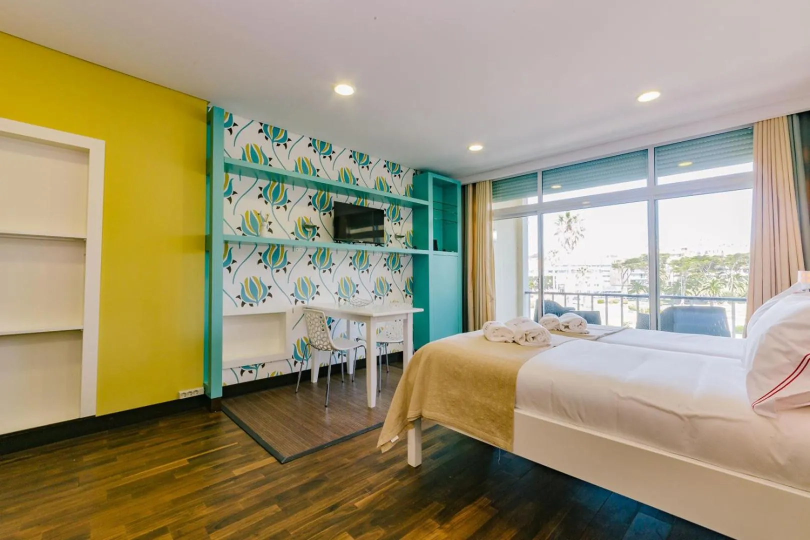 Bed in Rent4Rest Estoril Beachfront Apartments