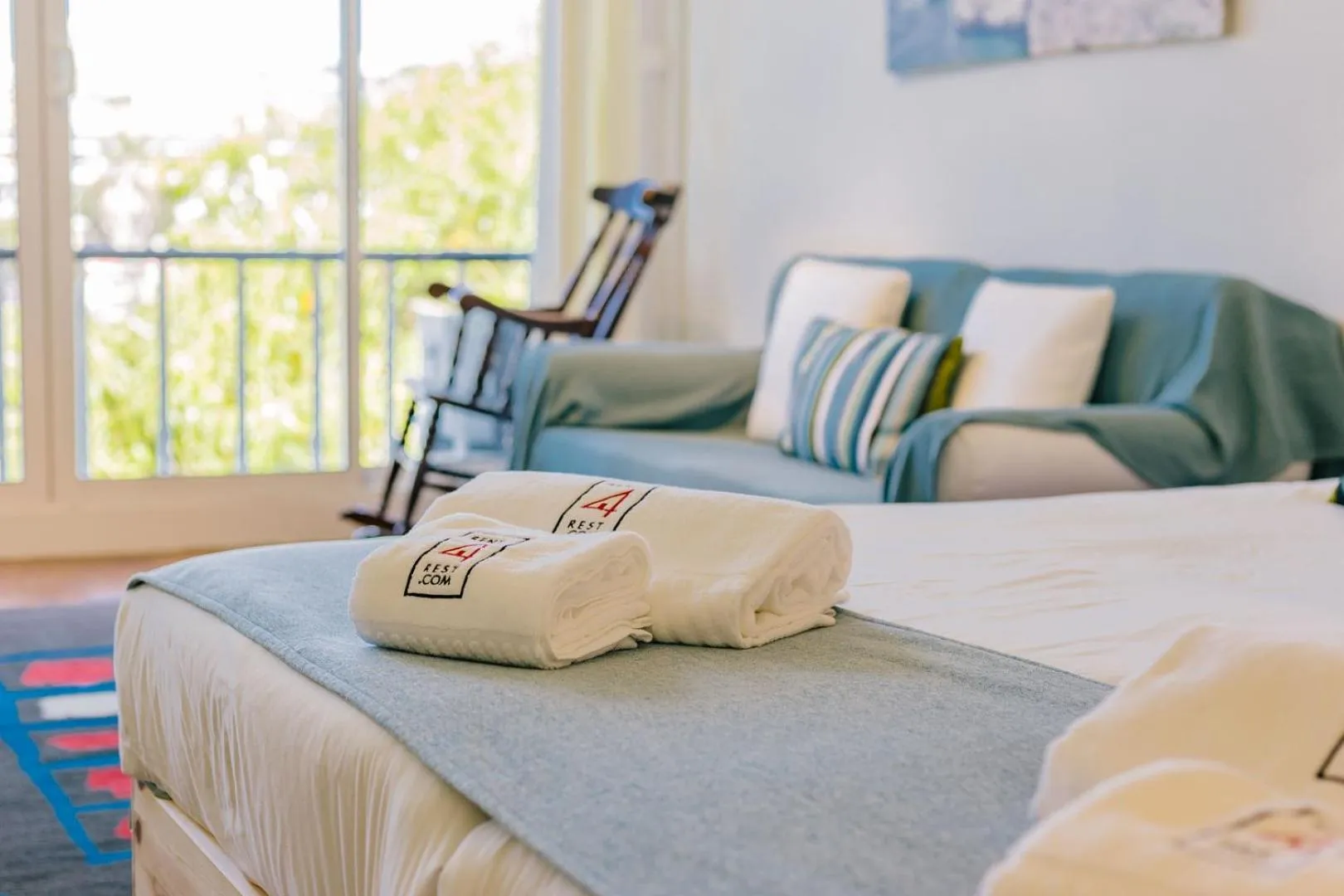 Bed in Rent4Rest Estoril Beachfront Apartments