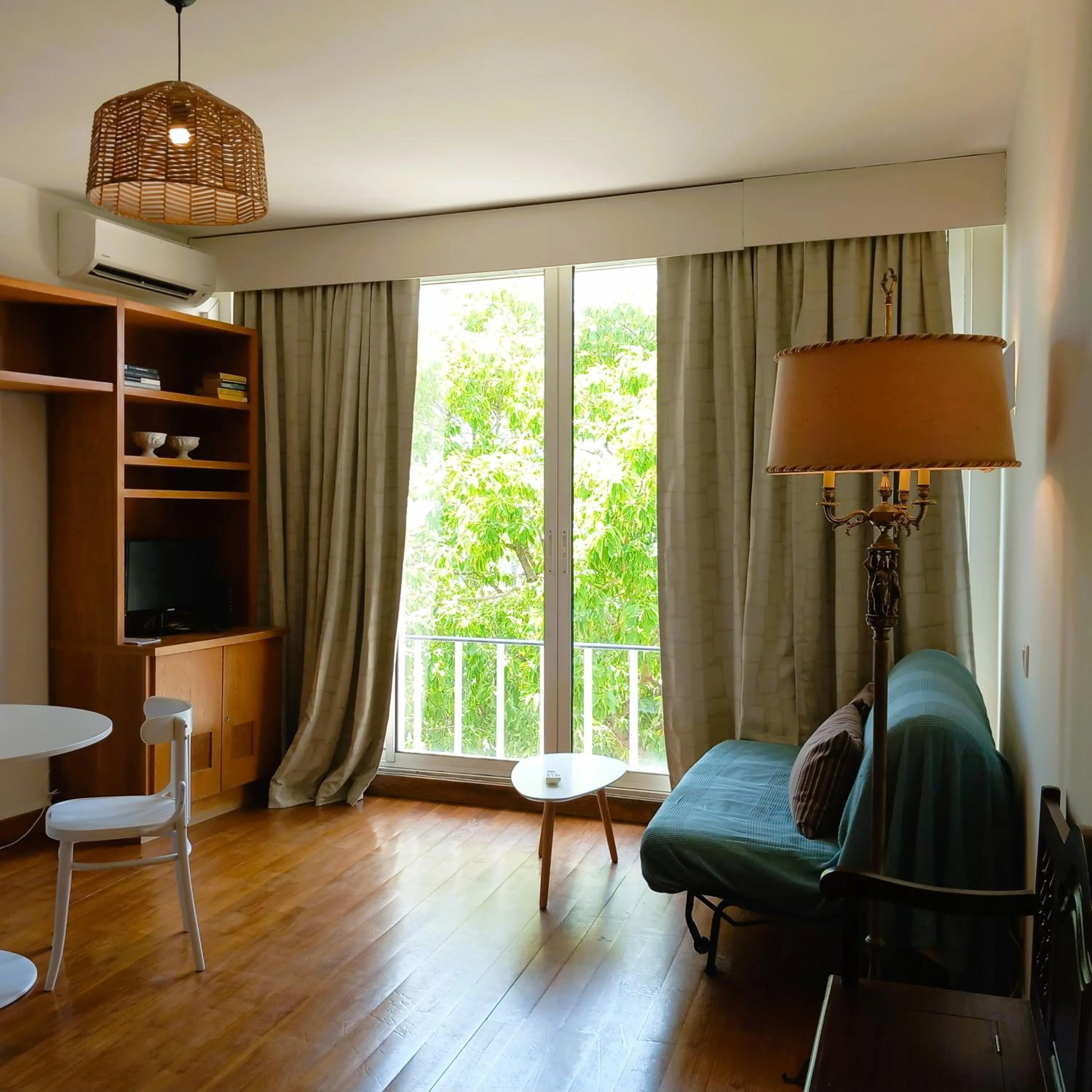 Communal lounge/ TV room in Rent4Rest Estoril Beachfront Apartments