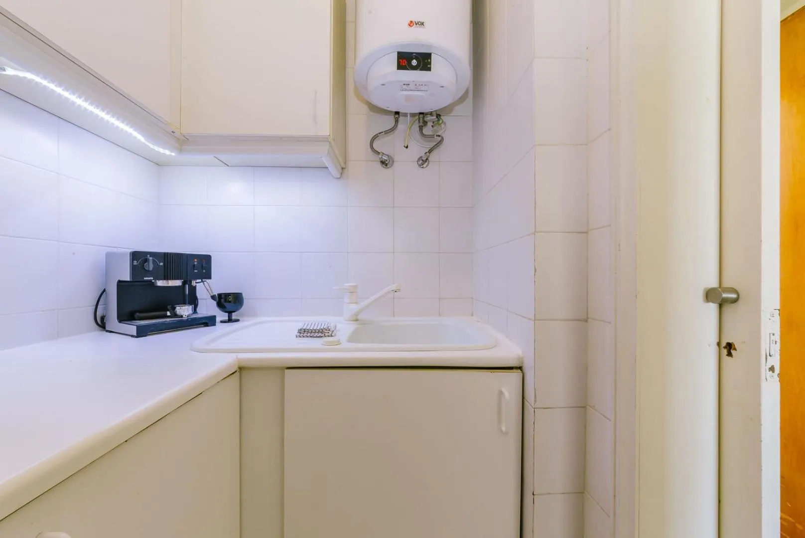 Kitchen or kitchenette in Rent4Rest Estoril Beachfront Apartments