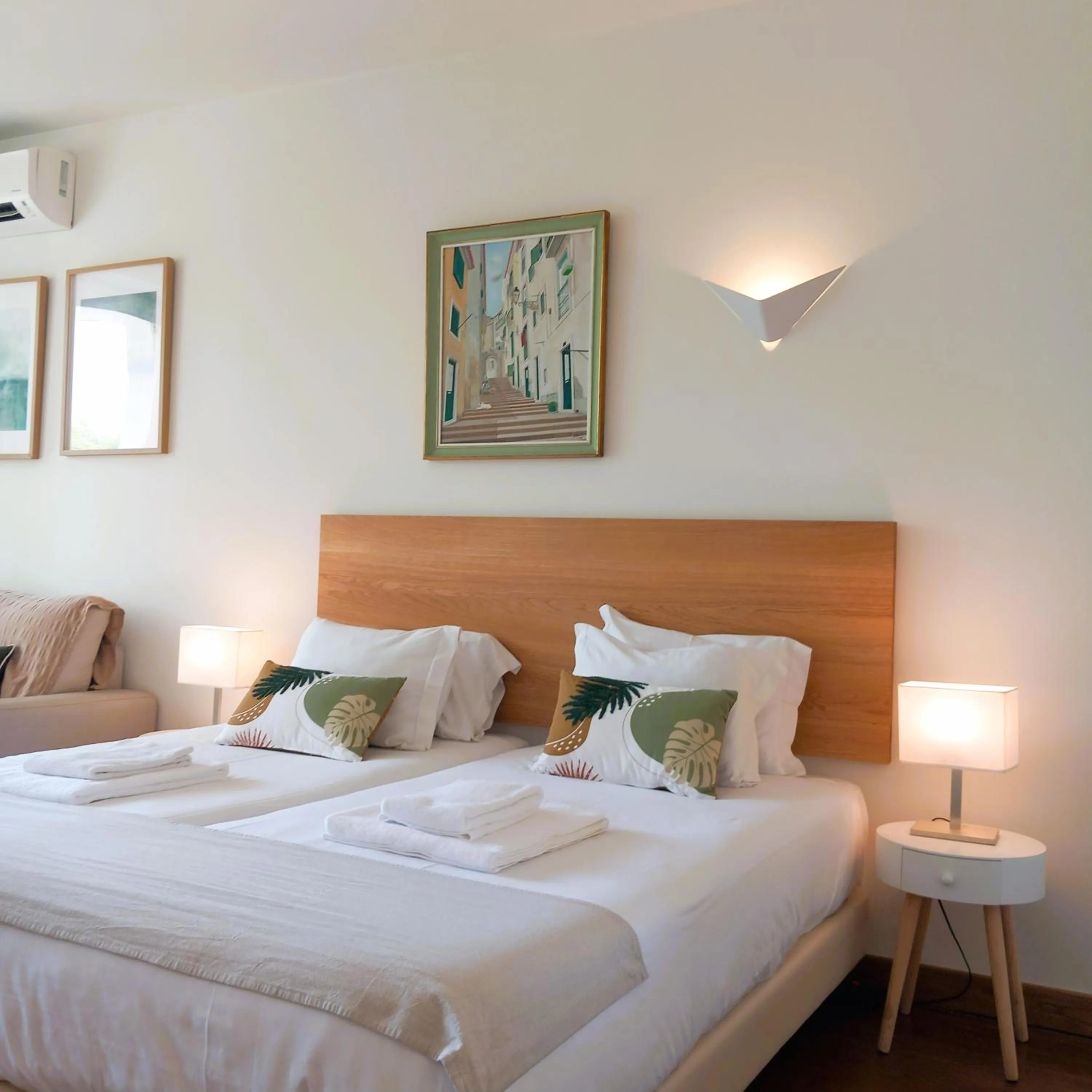 Bed in Rent4Rest Estoril Beachfront Apartments