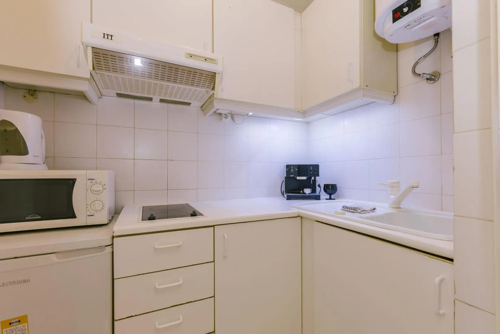 Kitchen or kitchenette in Rent4Rest Estoril Beachfront Apartments