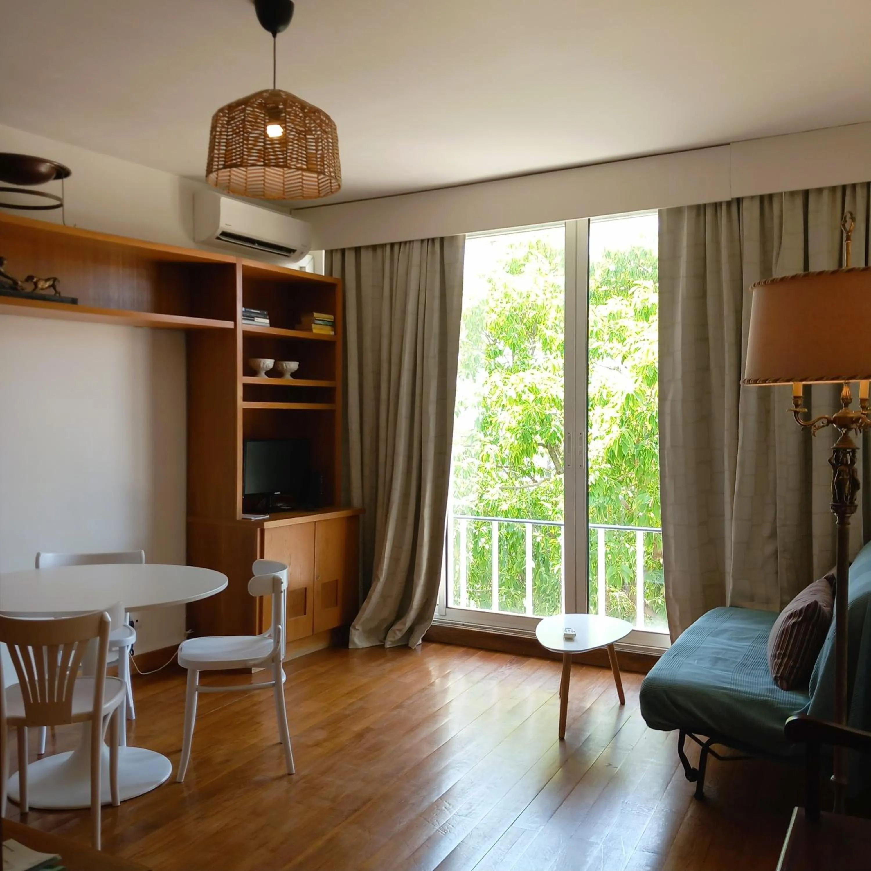 Communal lounge/ TV room in Rent4Rest Estoril Beachfront Apartments