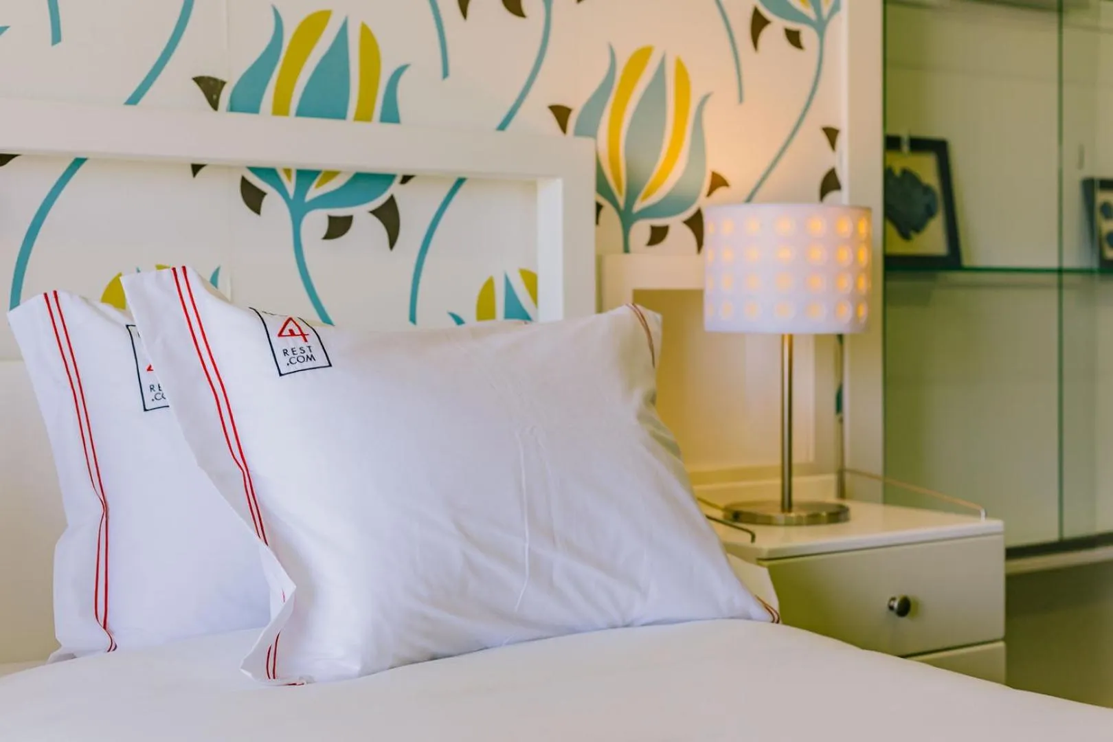 Bed in Rent4Rest Estoril Beachfront Apartments