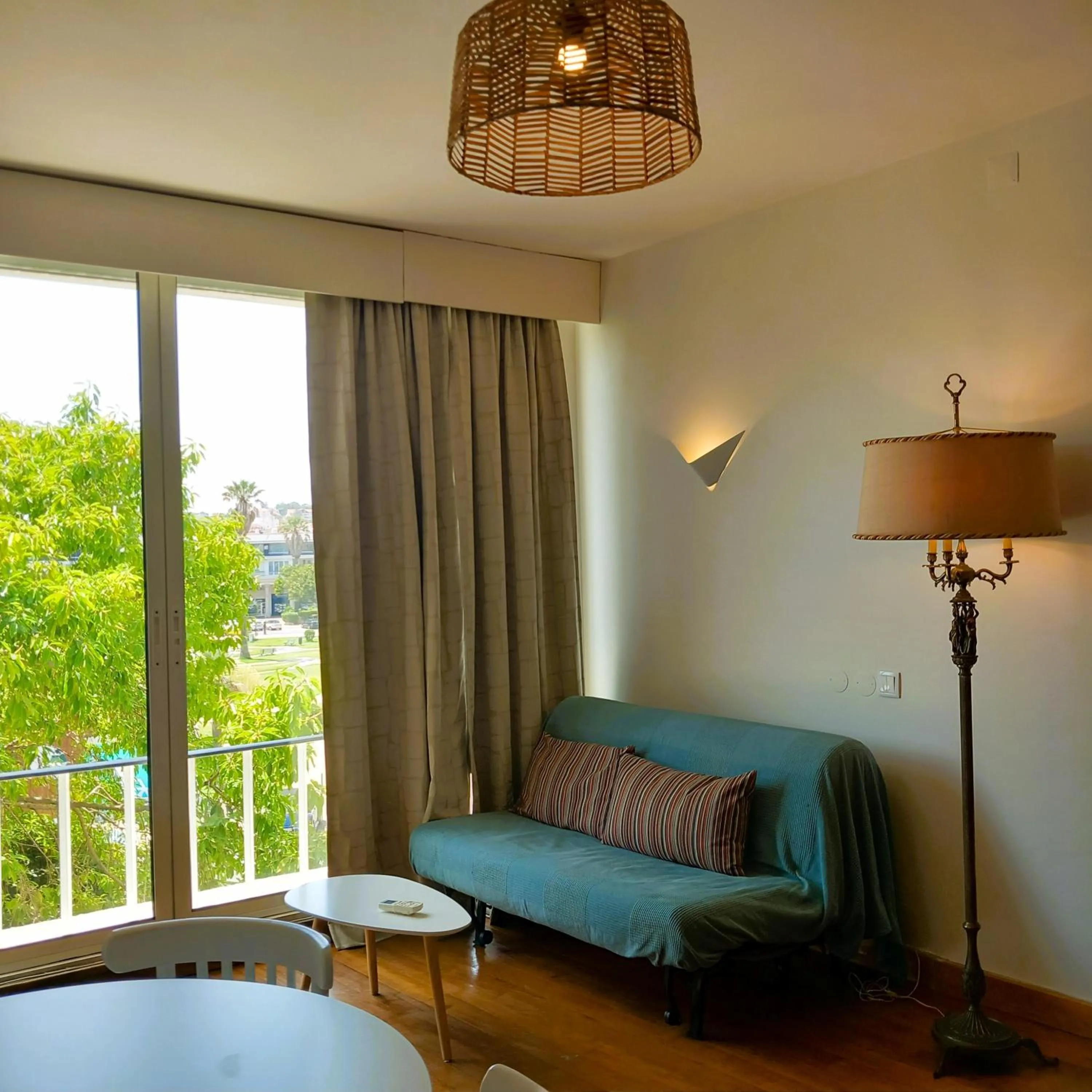 Communal lounge/ TV room in Rent4Rest Estoril Beachfront Apartments