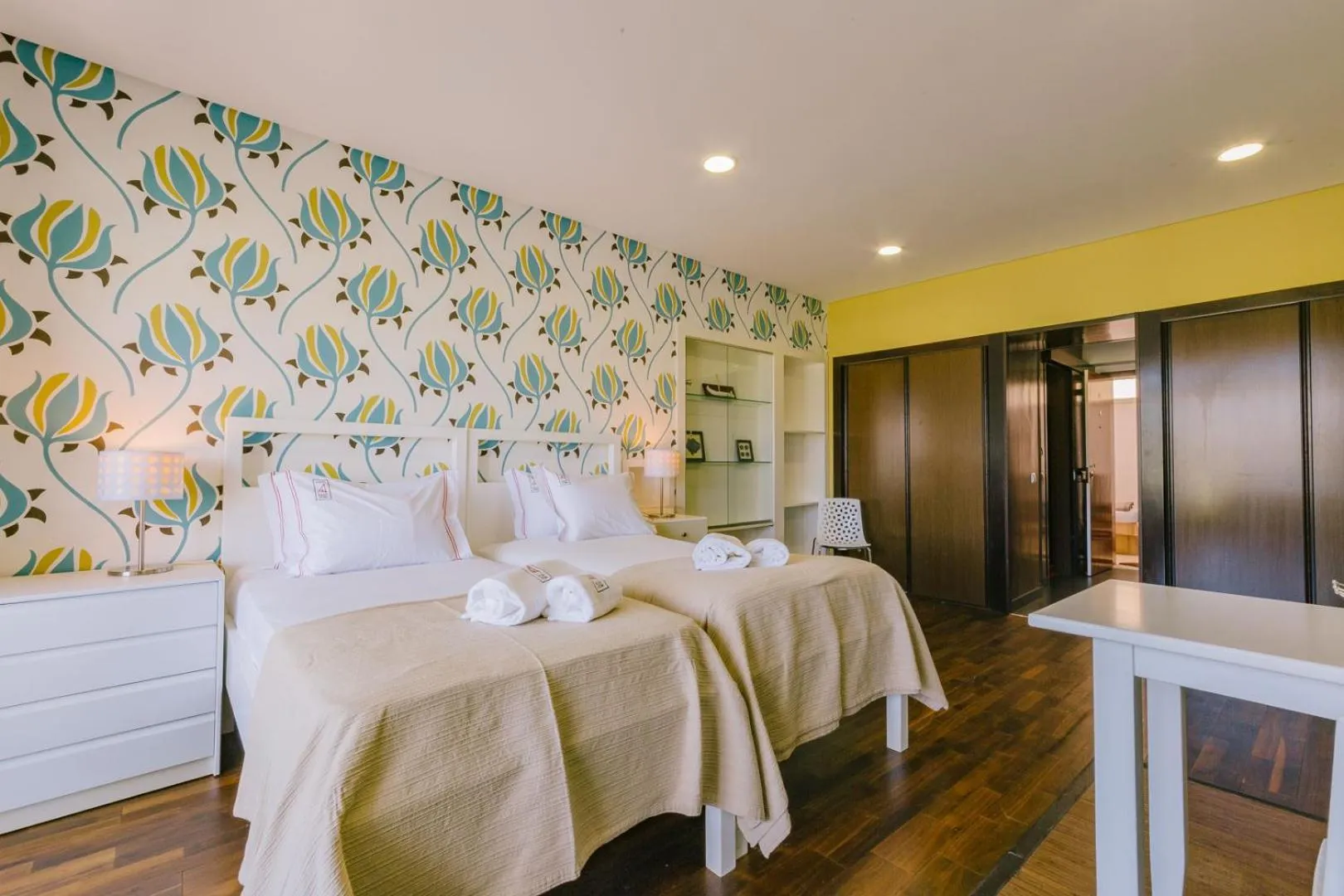 Bed in Rent4Rest Estoril Beachfront Apartments