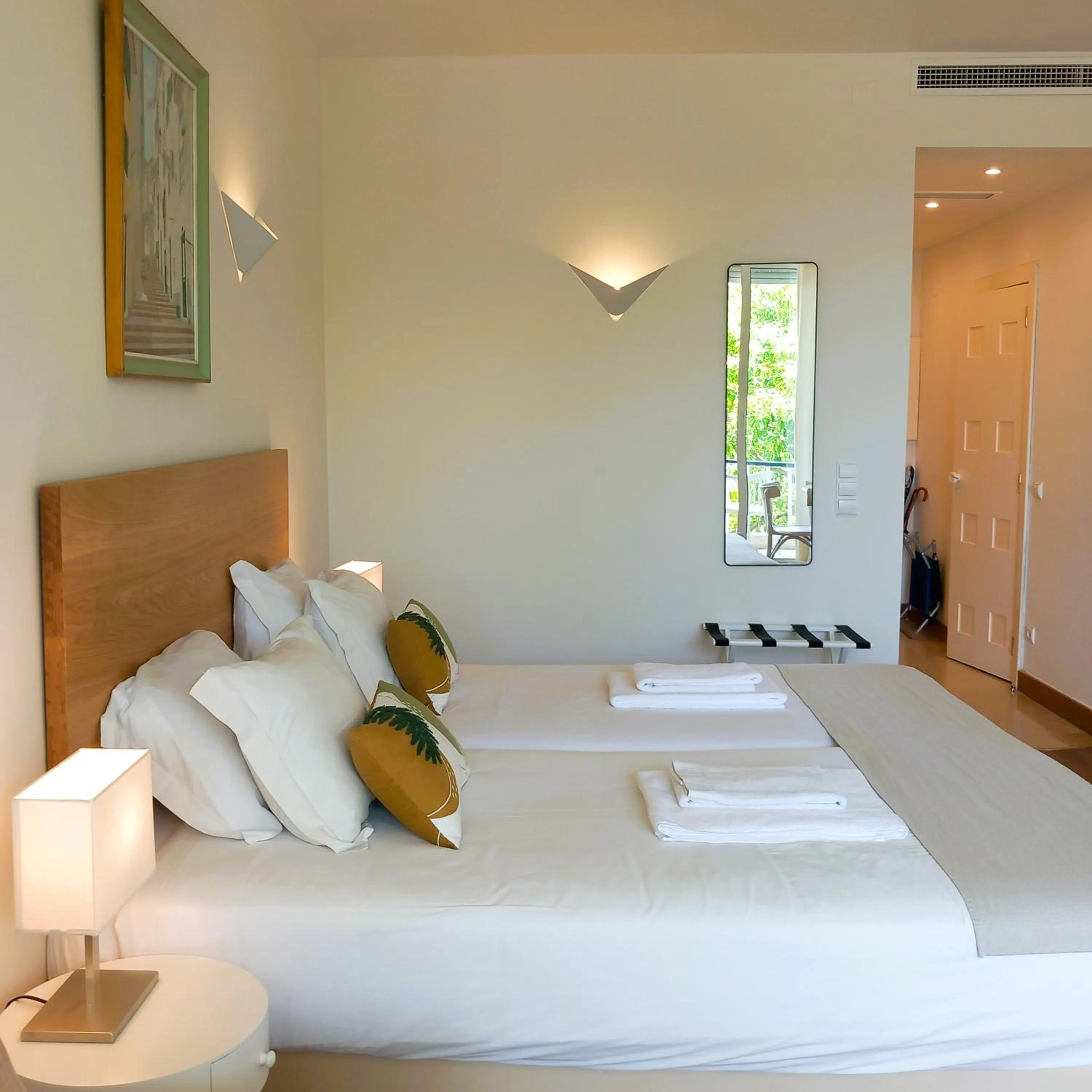 Bed in Rent4Rest Estoril Beachfront Apartments