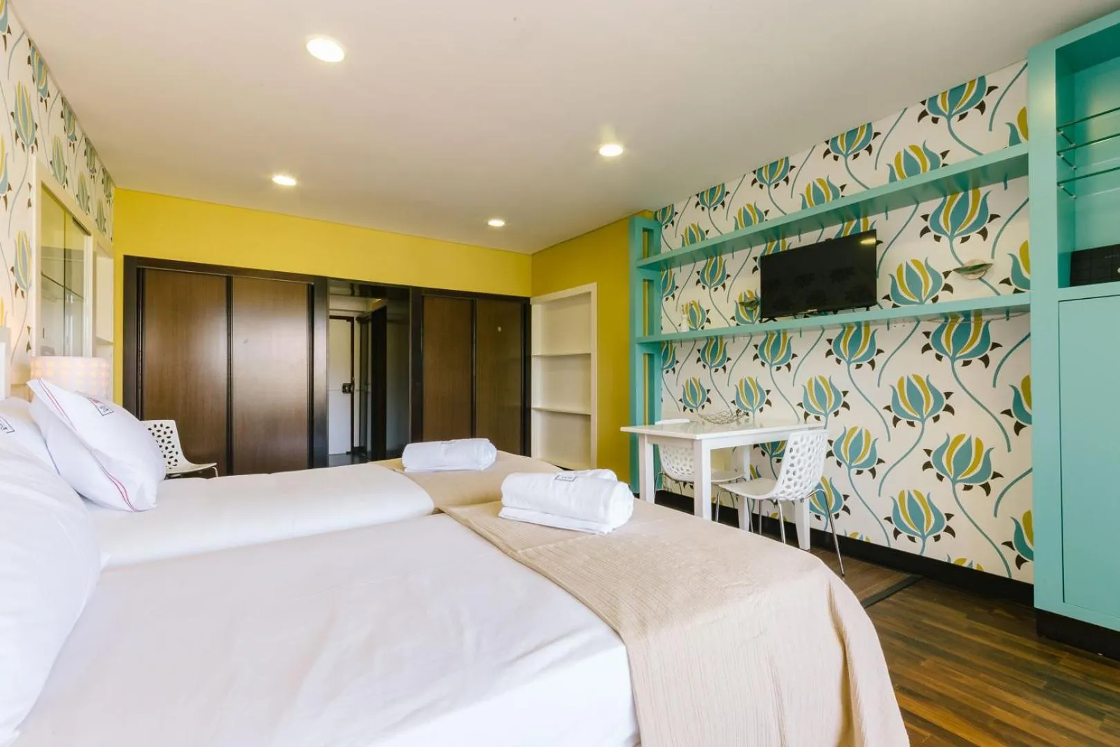 Communal lounge/ TV room, Bed in Rent4Rest Estoril Beachfront Apartments