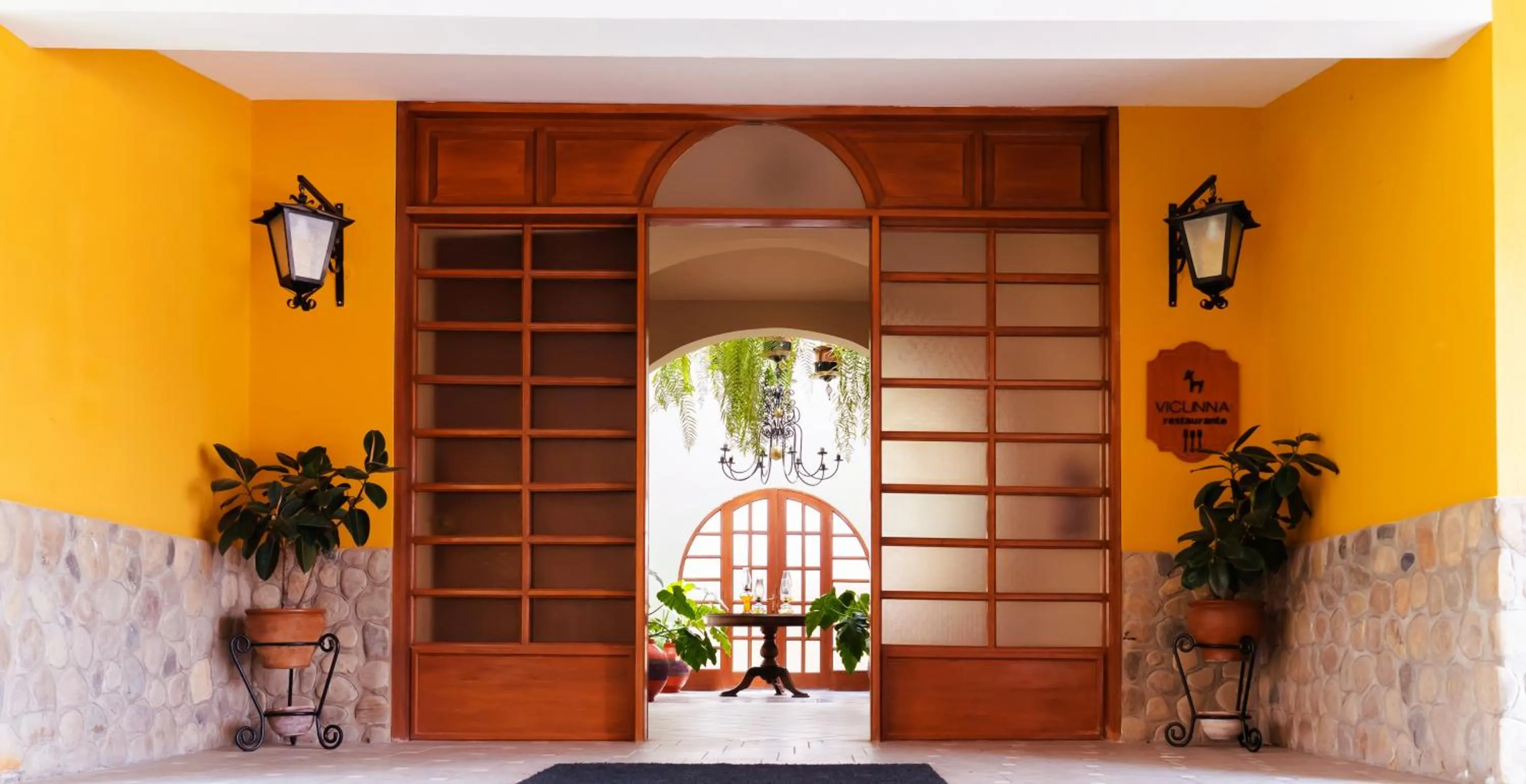 Restaurant/places to eat in Hotel Tartar