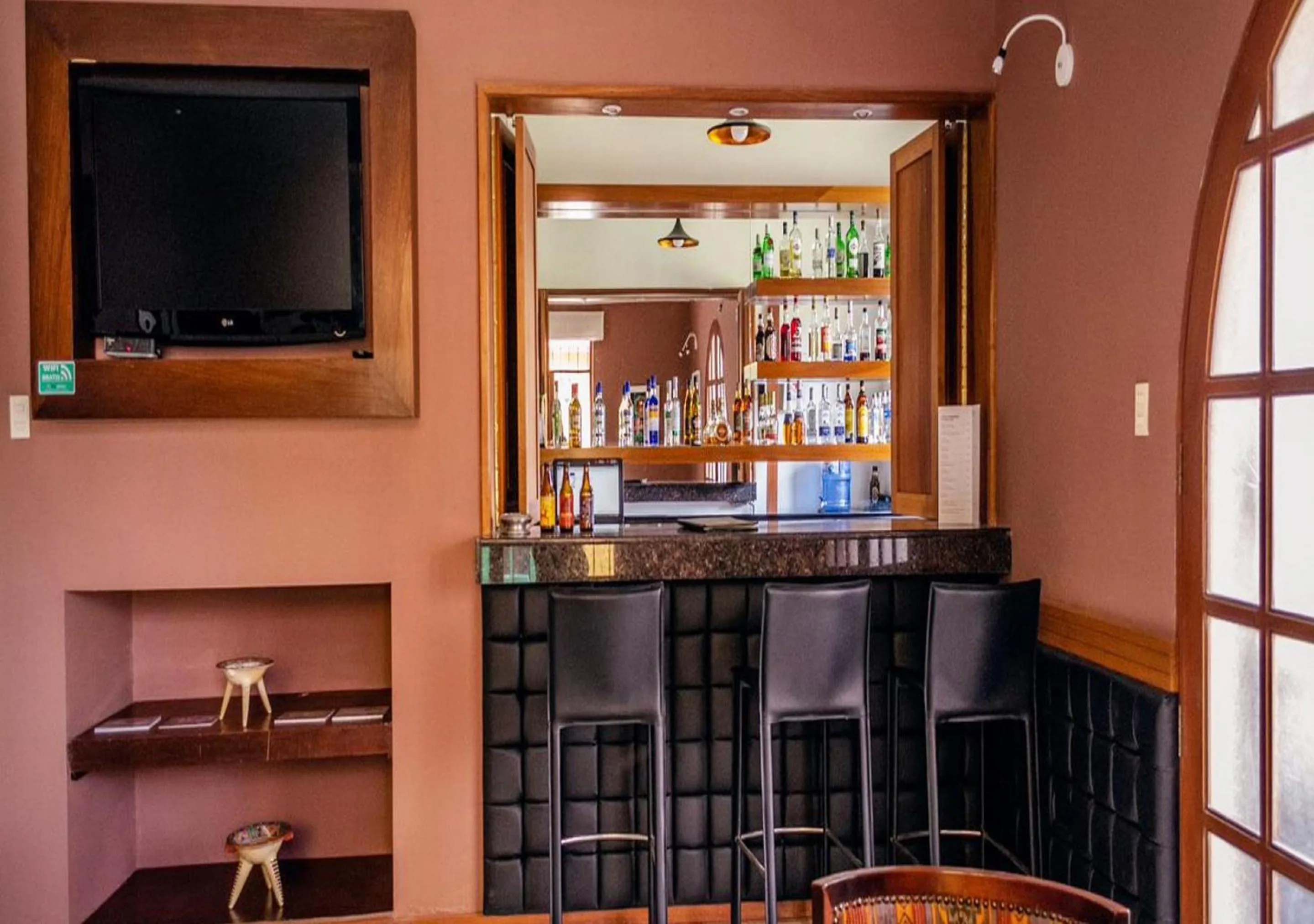 Restaurant/places to eat in Hotel Tartar