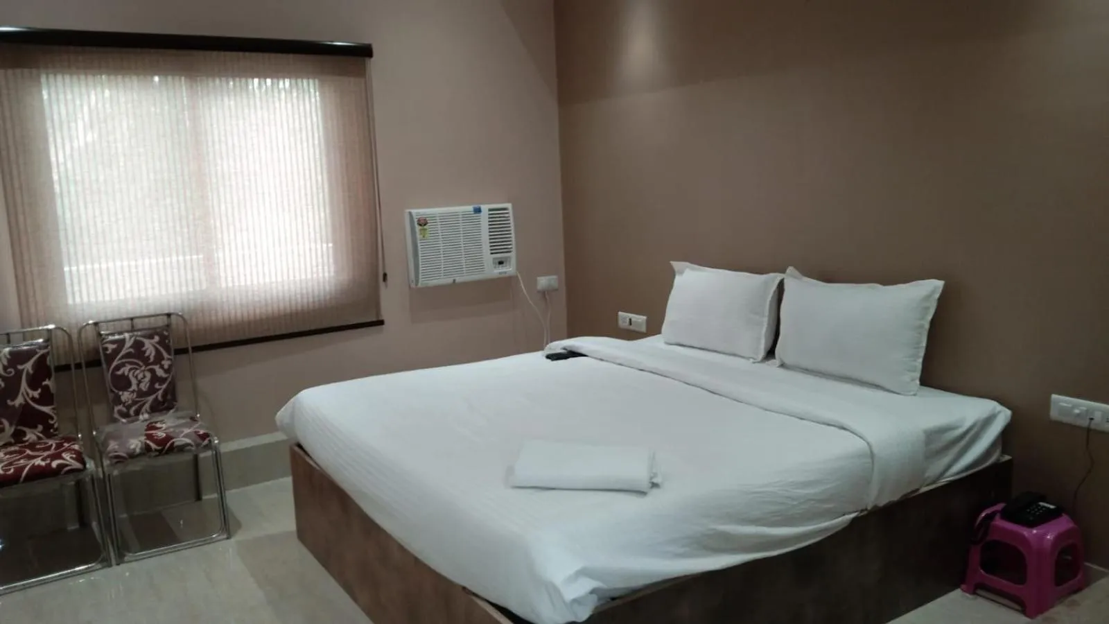Bedroom, Bed in Hotel Sukhdham
