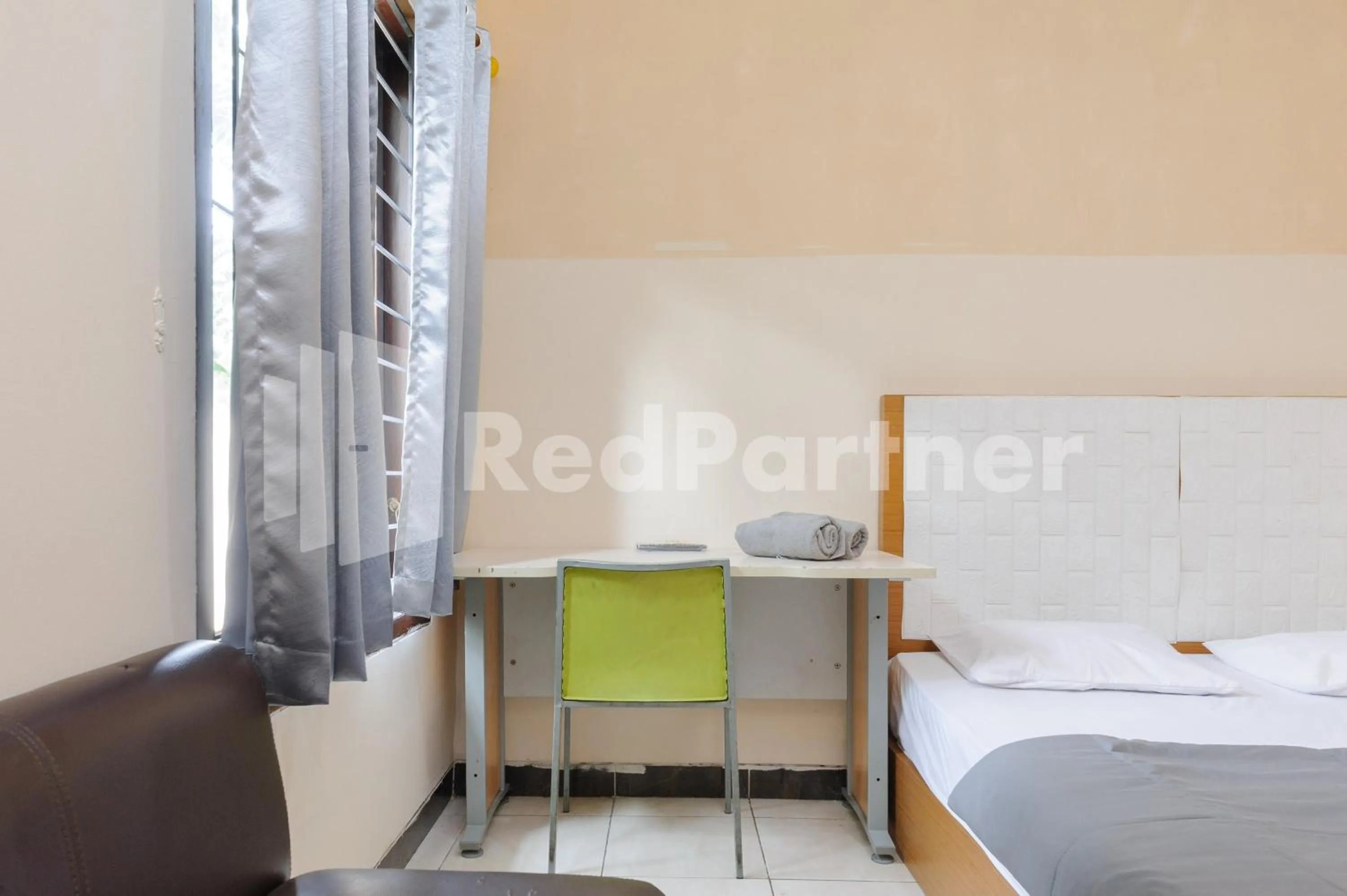 Bed in Karawaci Taman Permata Tiga Mitra RedDoorz