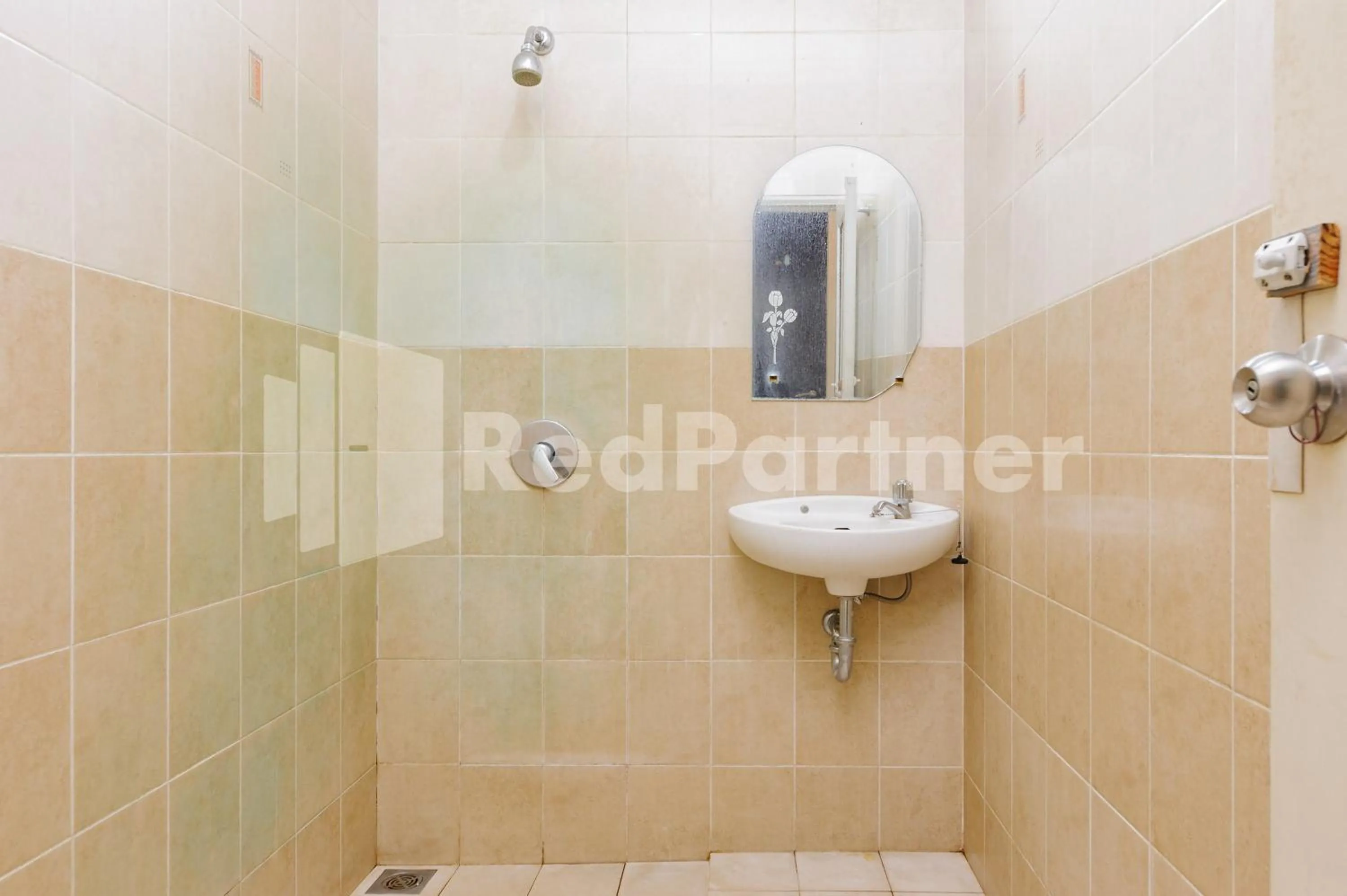 Bathroom in Karawaci Taman Permata Tiga Mitra RedDoorz