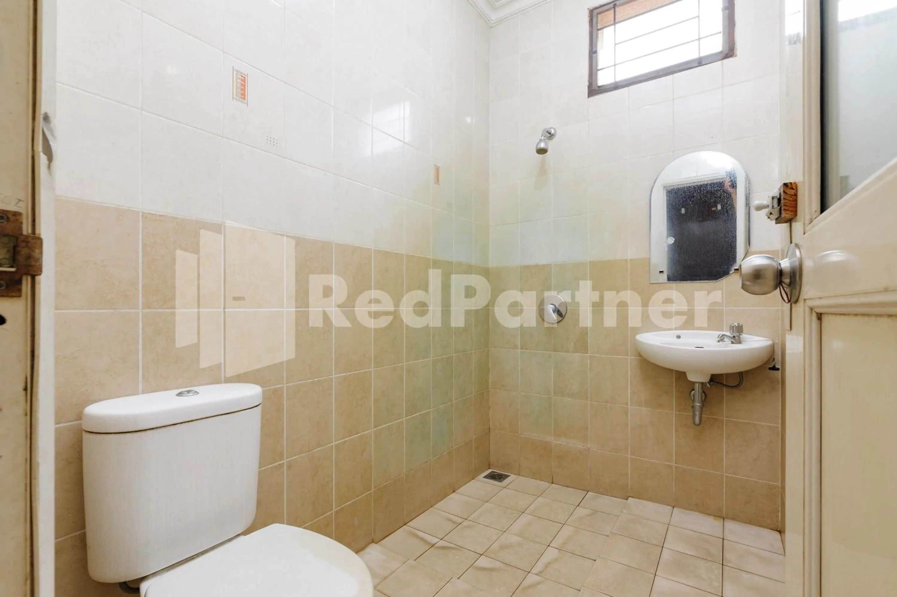 Bathroom in Karawaci Taman Permata Tiga Mitra RedDoorz