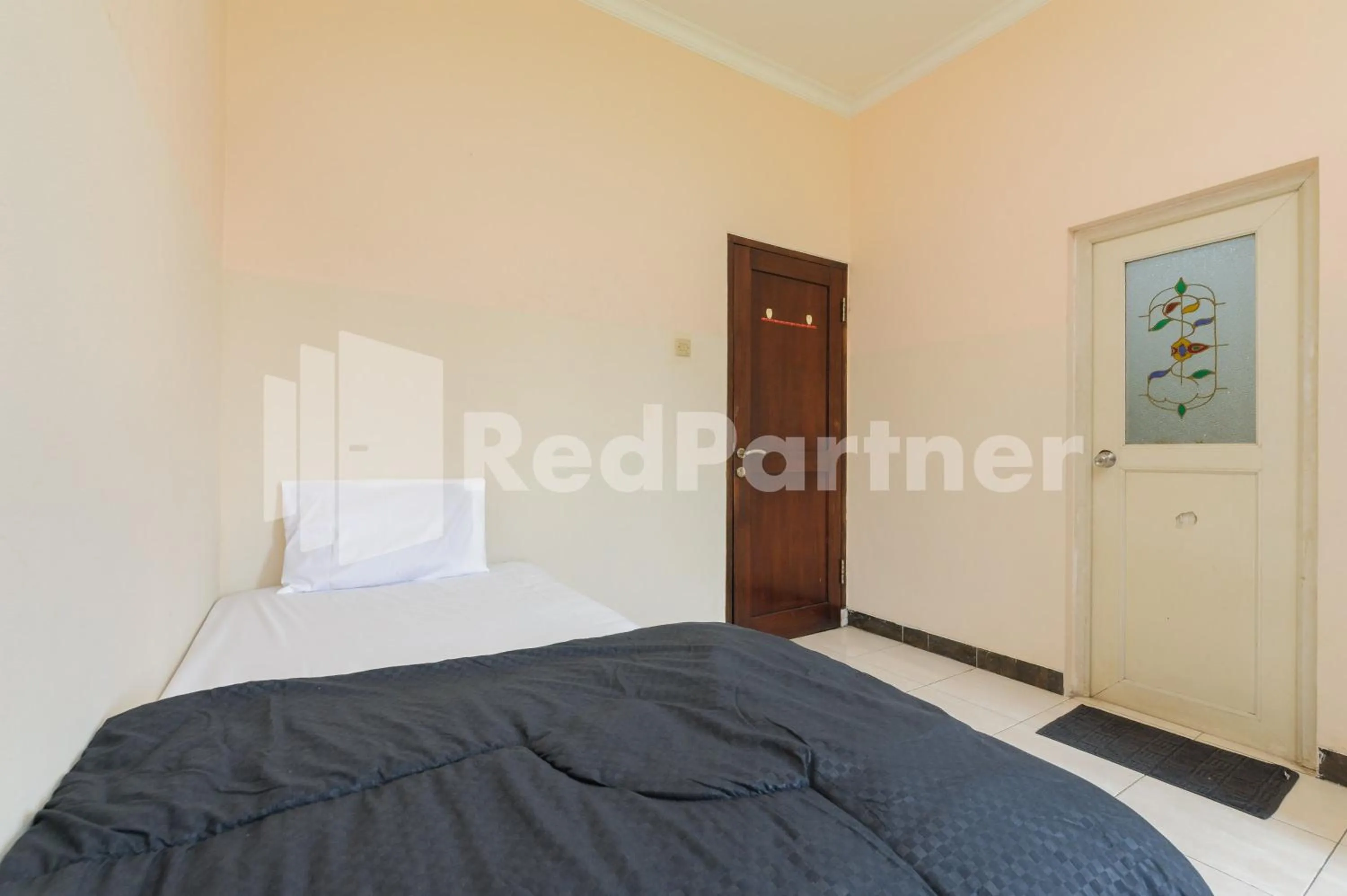 Bed in Karawaci Taman Permata Tiga Mitra RedDoorz
