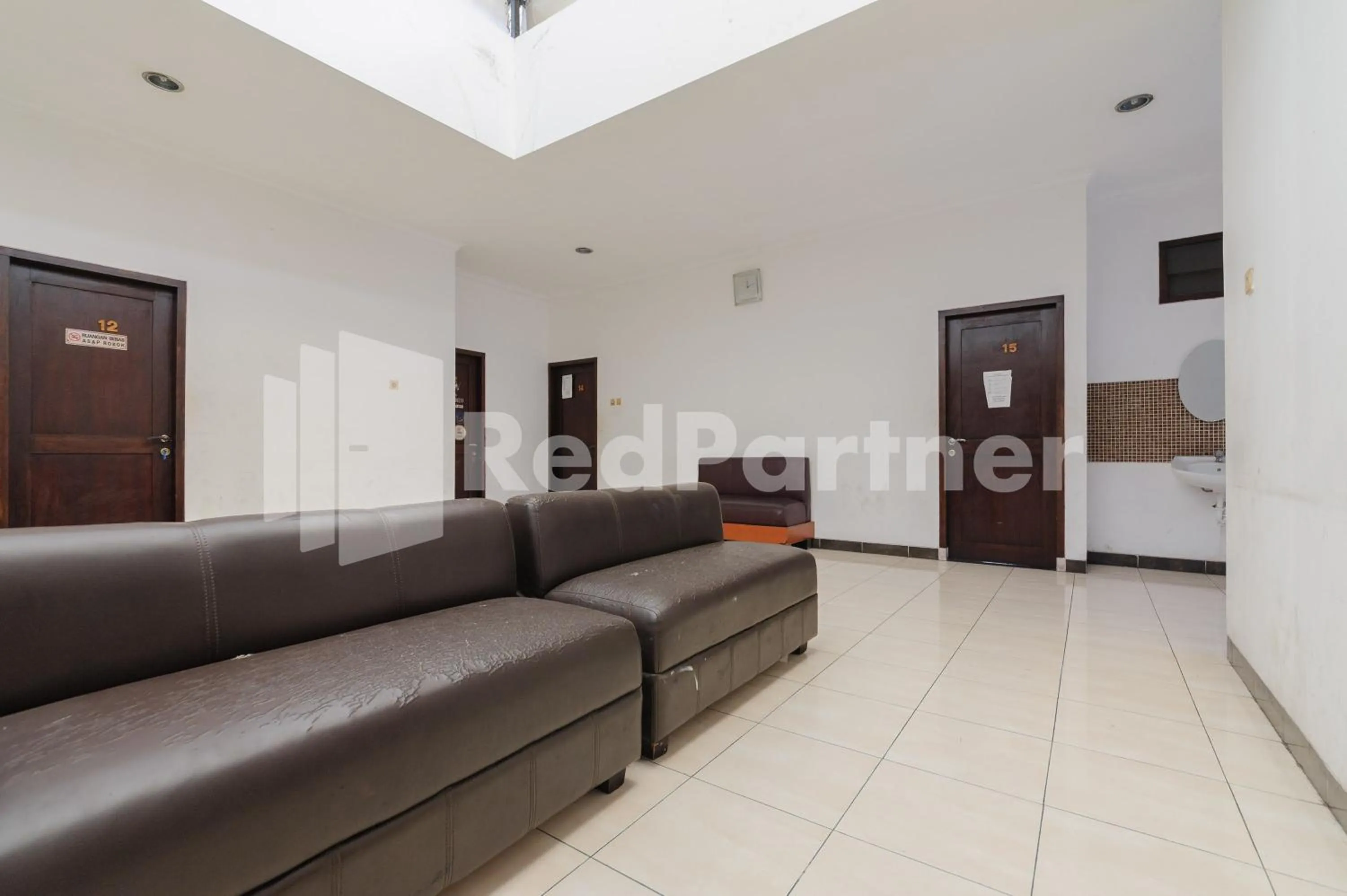 Seating area in Karawaci Taman Permata Tiga Mitra RedDoorz