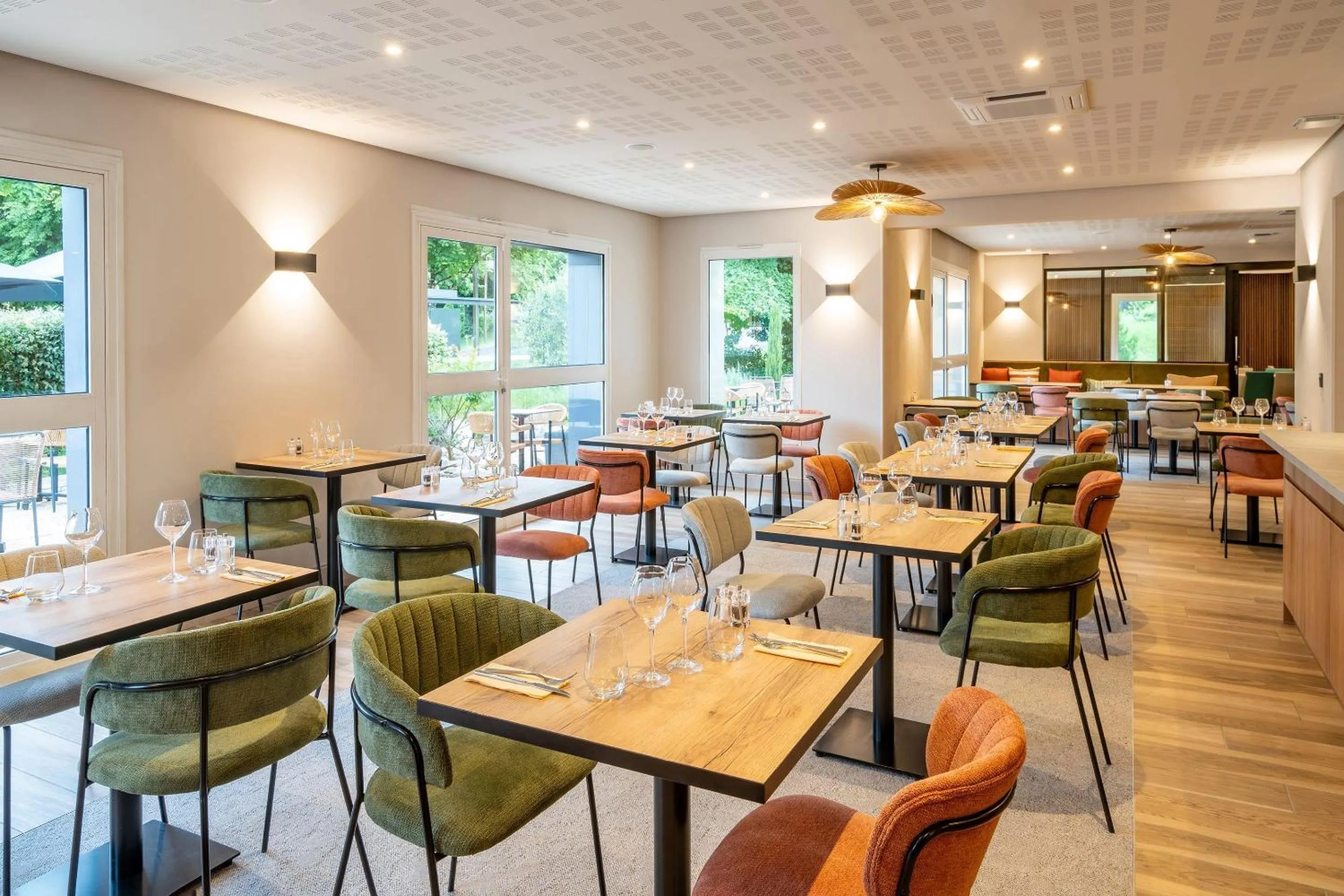 Restaurant/places to eat in Sure Hotel by Best Western Tours Sud