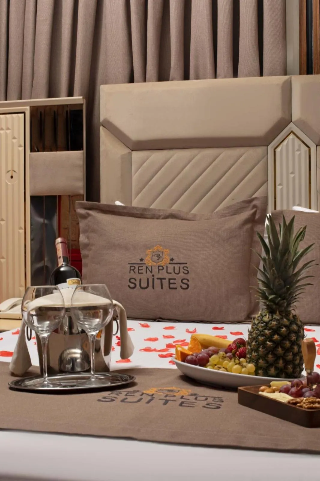 Food and drinks in REN PLUS SUITES