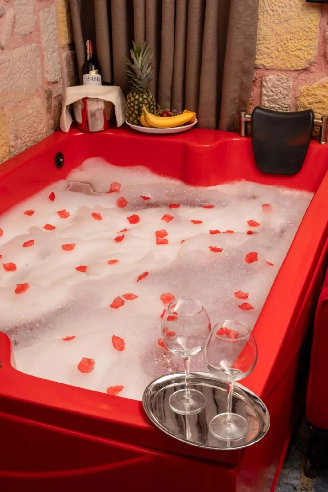 Hot Tub in REN PLUS SUITES