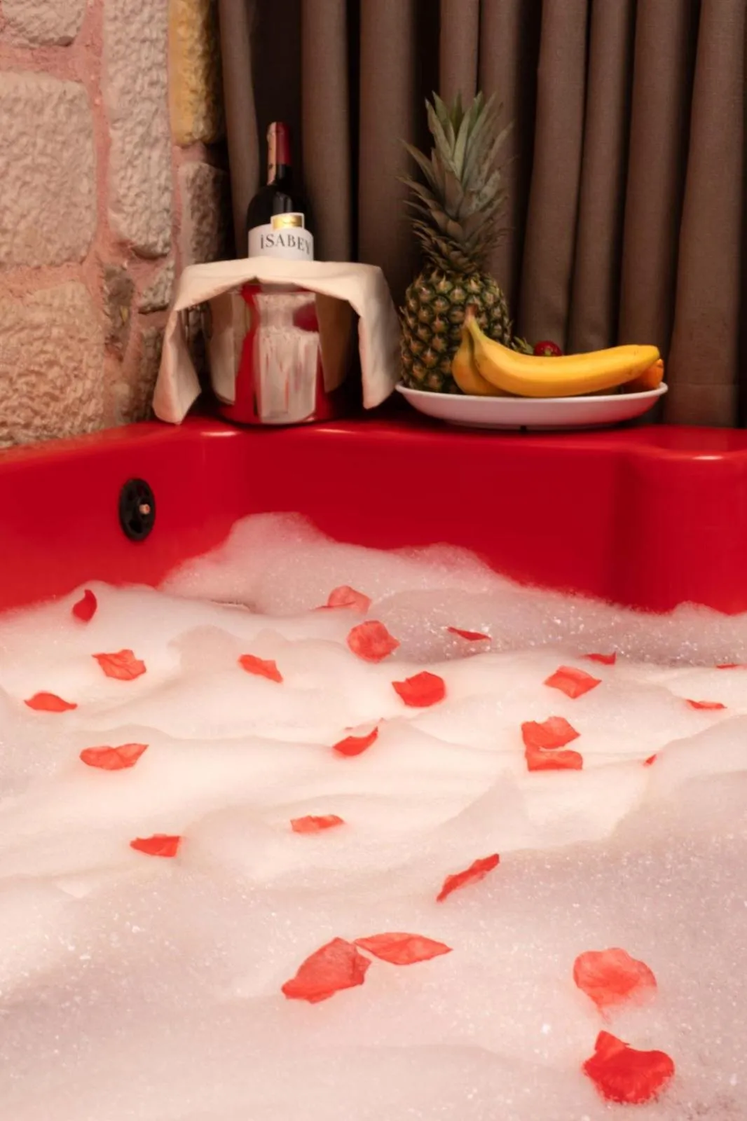 Hot Tub in REN PLUS SUITES