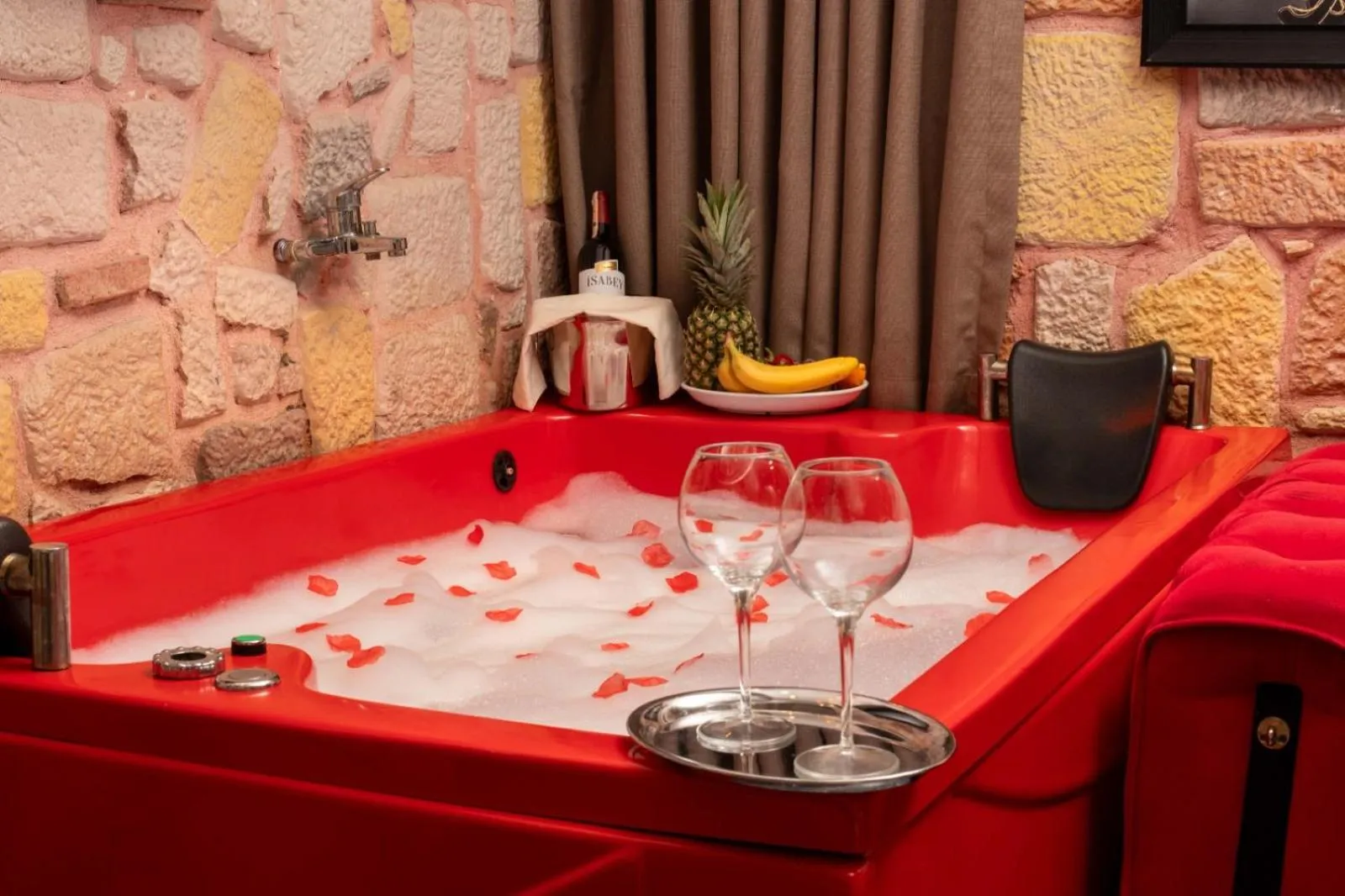 Hot Tub in REN PLUS SUITES