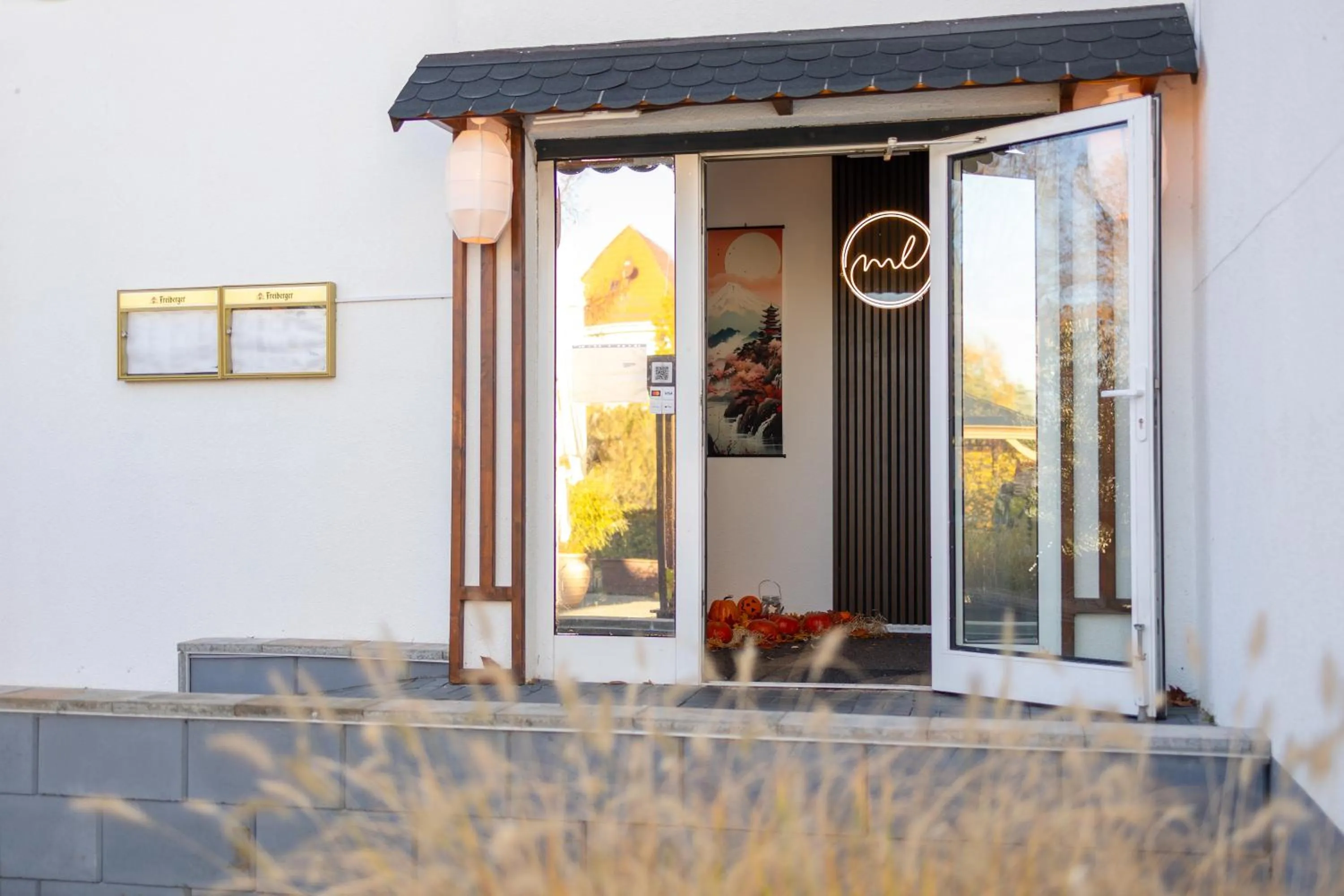 Restaurant/places to eat in Hotel 22