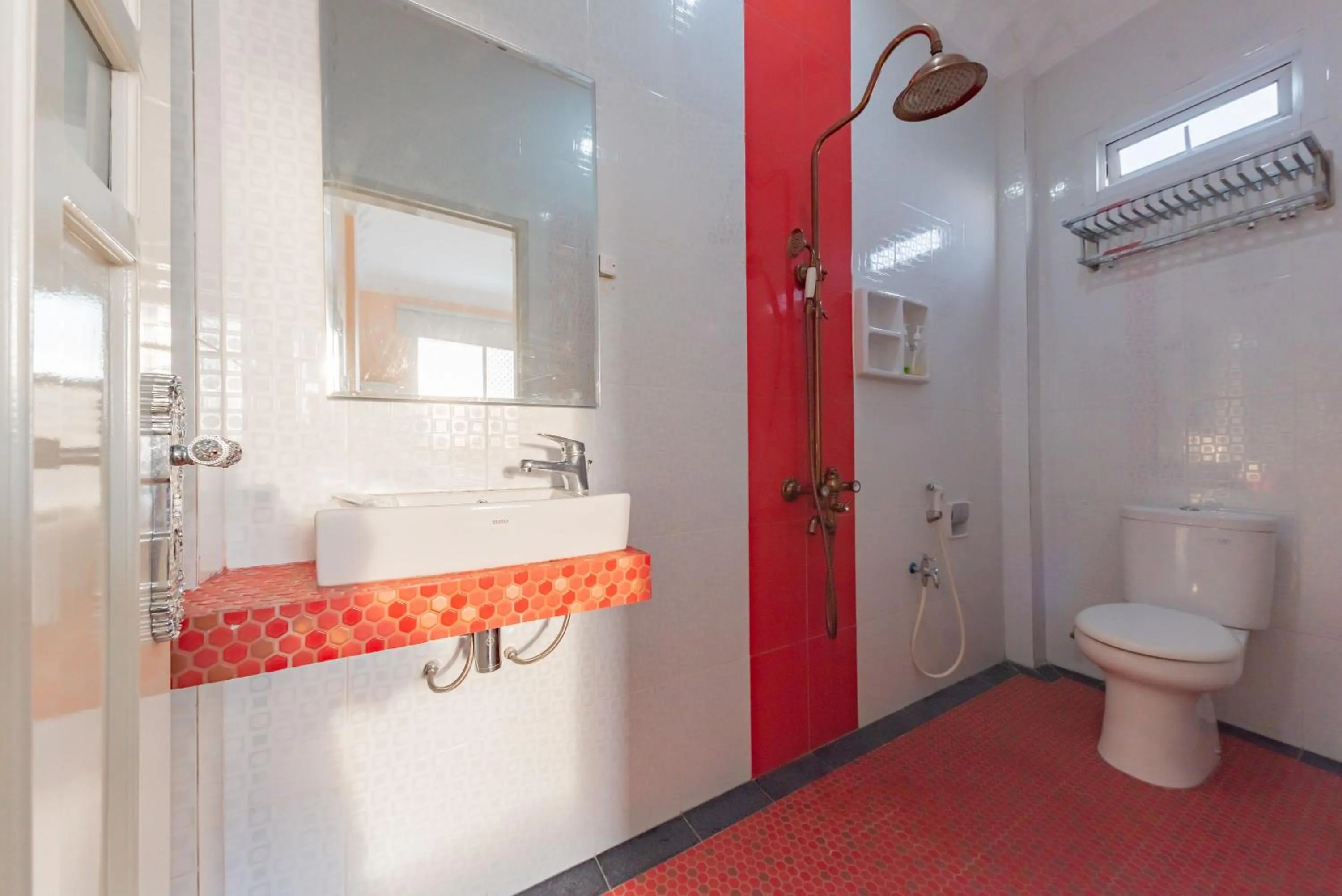 Bathroom in Urbanview Palace Syariah Balikpapan by RedDoorz