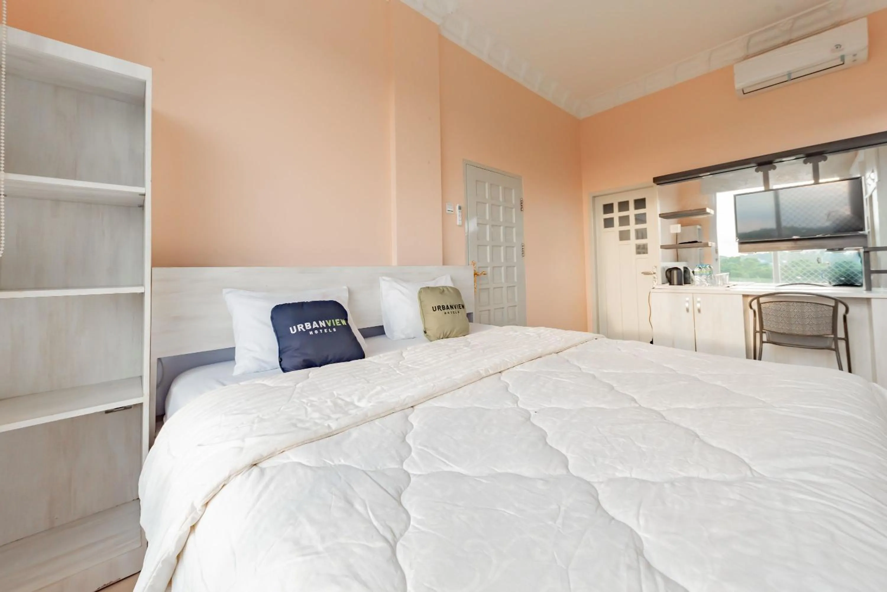 Bedroom, Bed in Urbanview Palace Syariah Balikpapan by RedDoorz