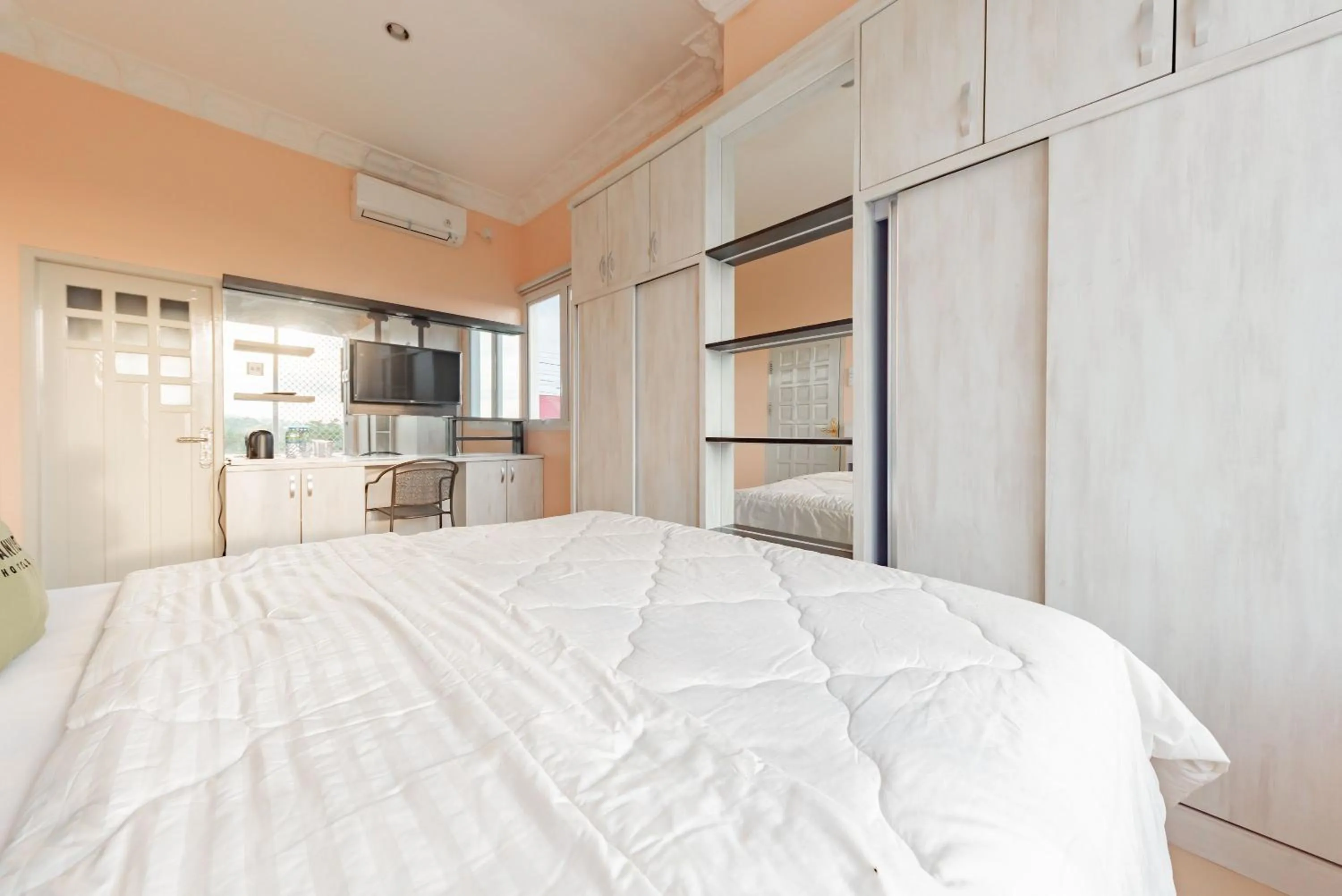 Bedroom, Bed in Urbanview Palace Syariah Balikpapan by RedDoorz