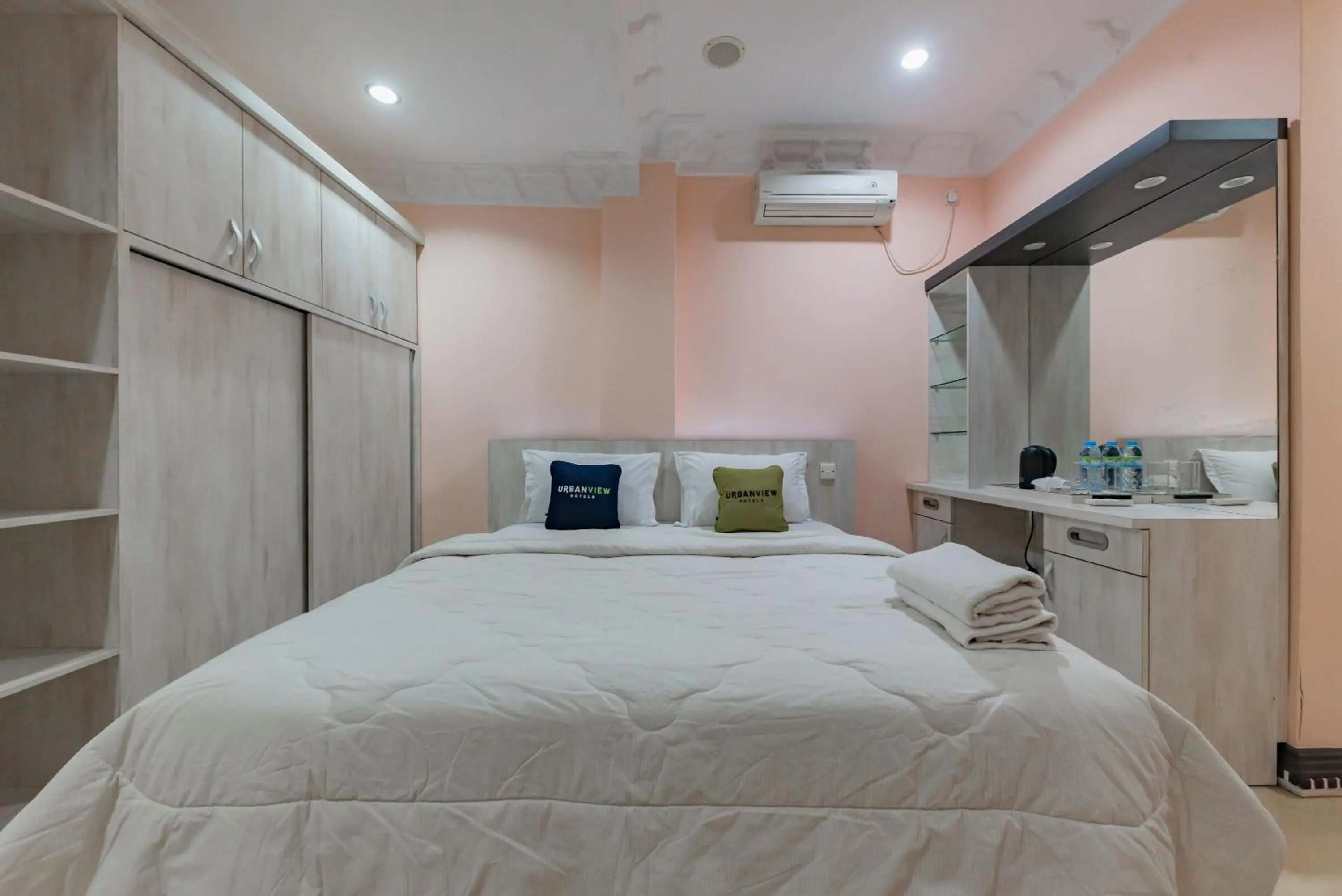 Bedroom, Bed in Urbanview Palace Syariah Balikpapan by RedDoorz