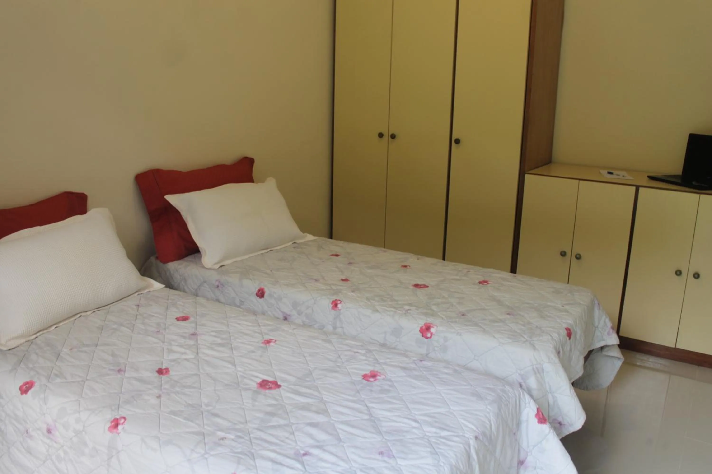 Bedroom, Bed in Pousada Porto Paraiso, o seu Paraíso Escondido no Guarujá