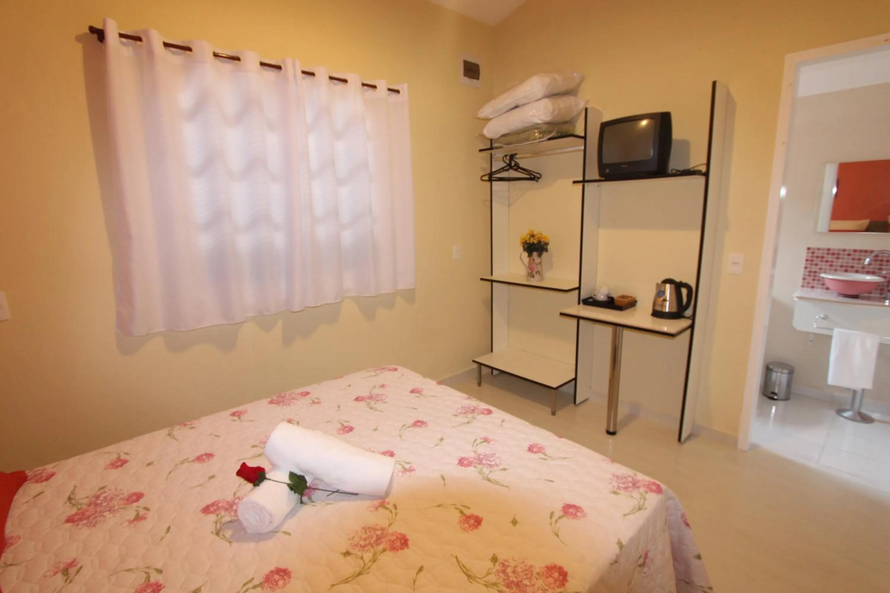 Photo of the whole room, Bed in Pousada Porto Paraiso, o seu Paraíso Escondido no Guarujá