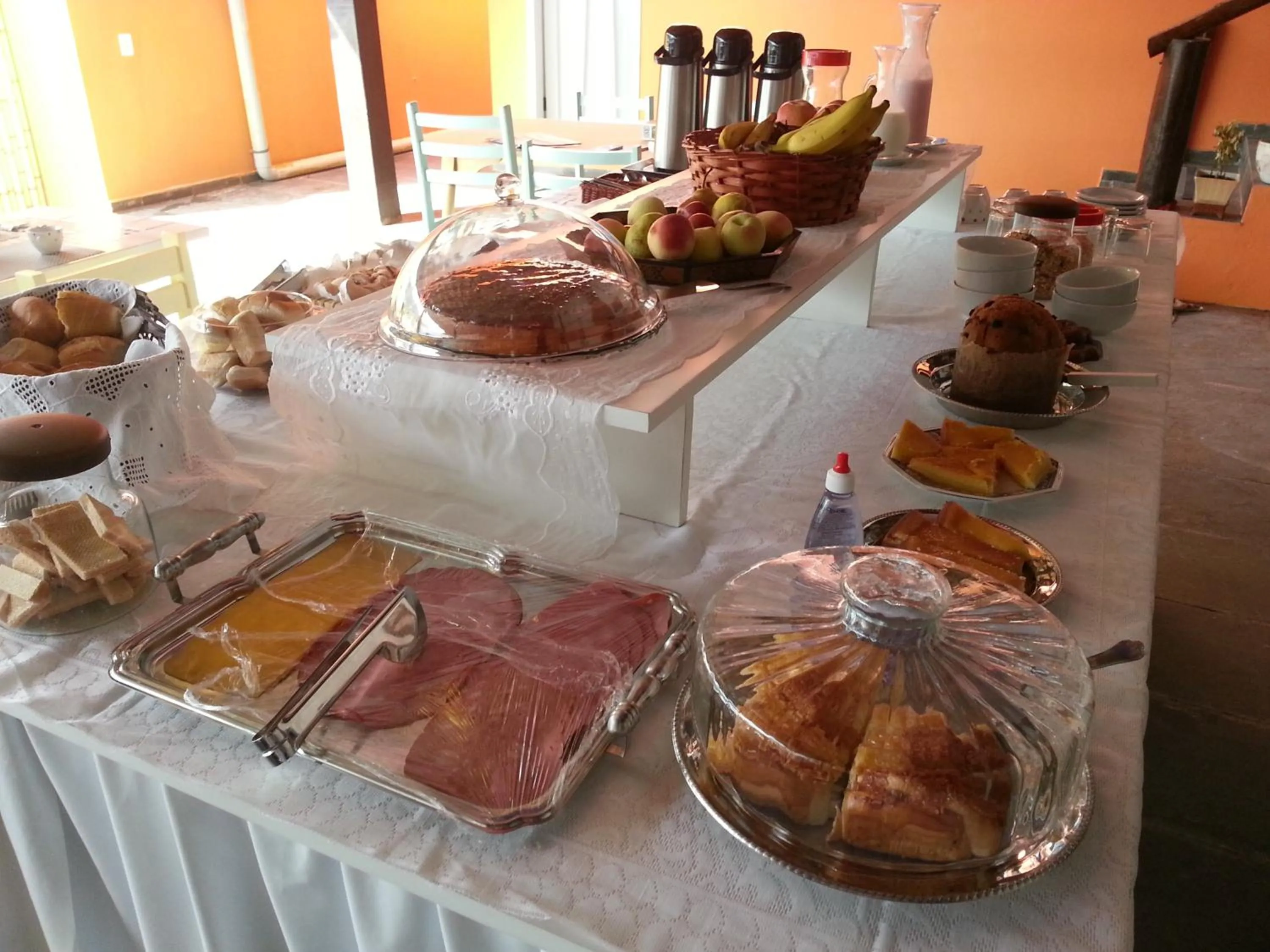 Buffet breakfast in Pousada Porto Paraiso, o seu Paraíso Escondido no Guarujá