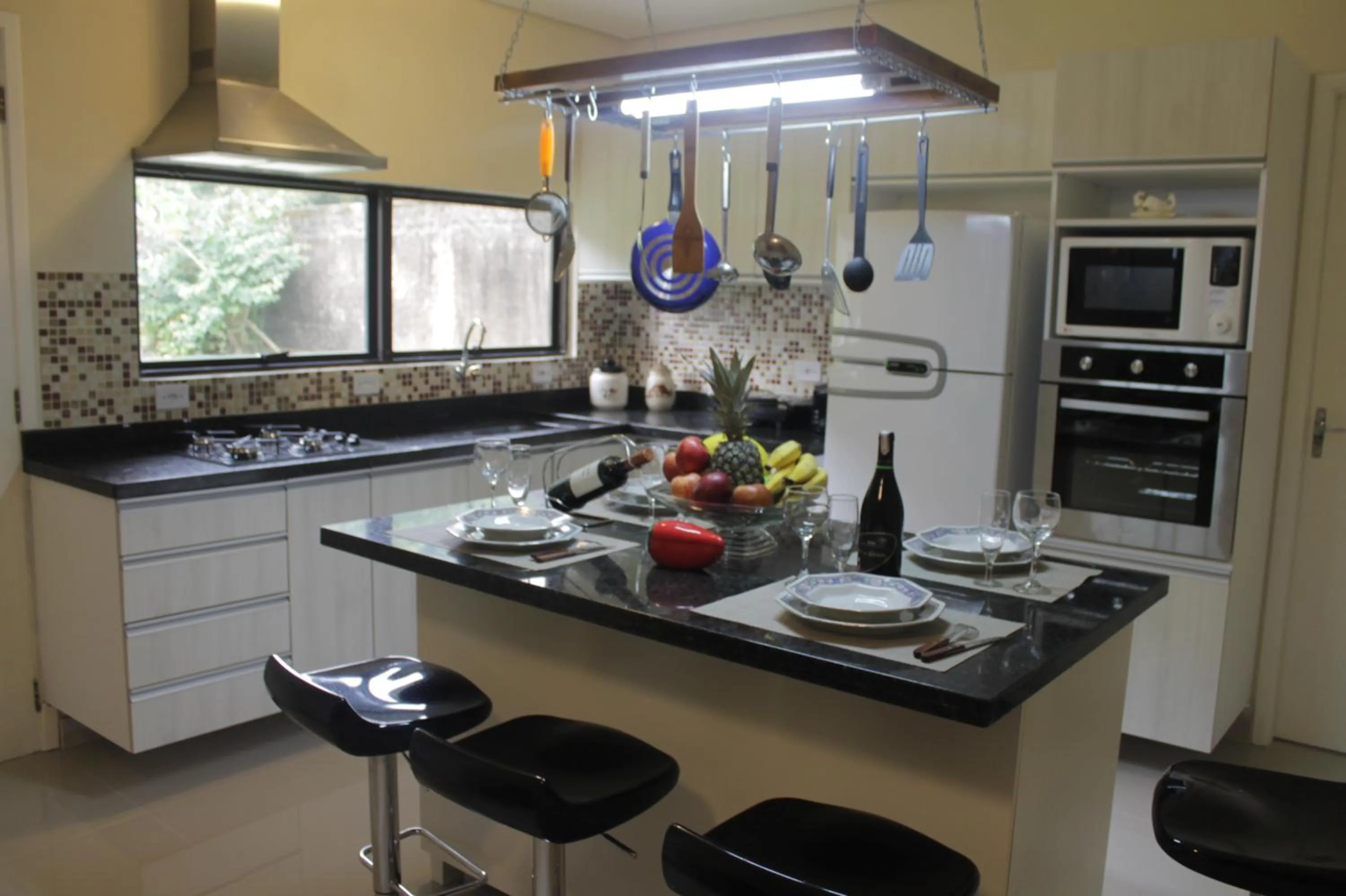 Kitchen or kitchenette in Pousada Porto Paraiso, o seu Paraíso Escondido no Guarujá