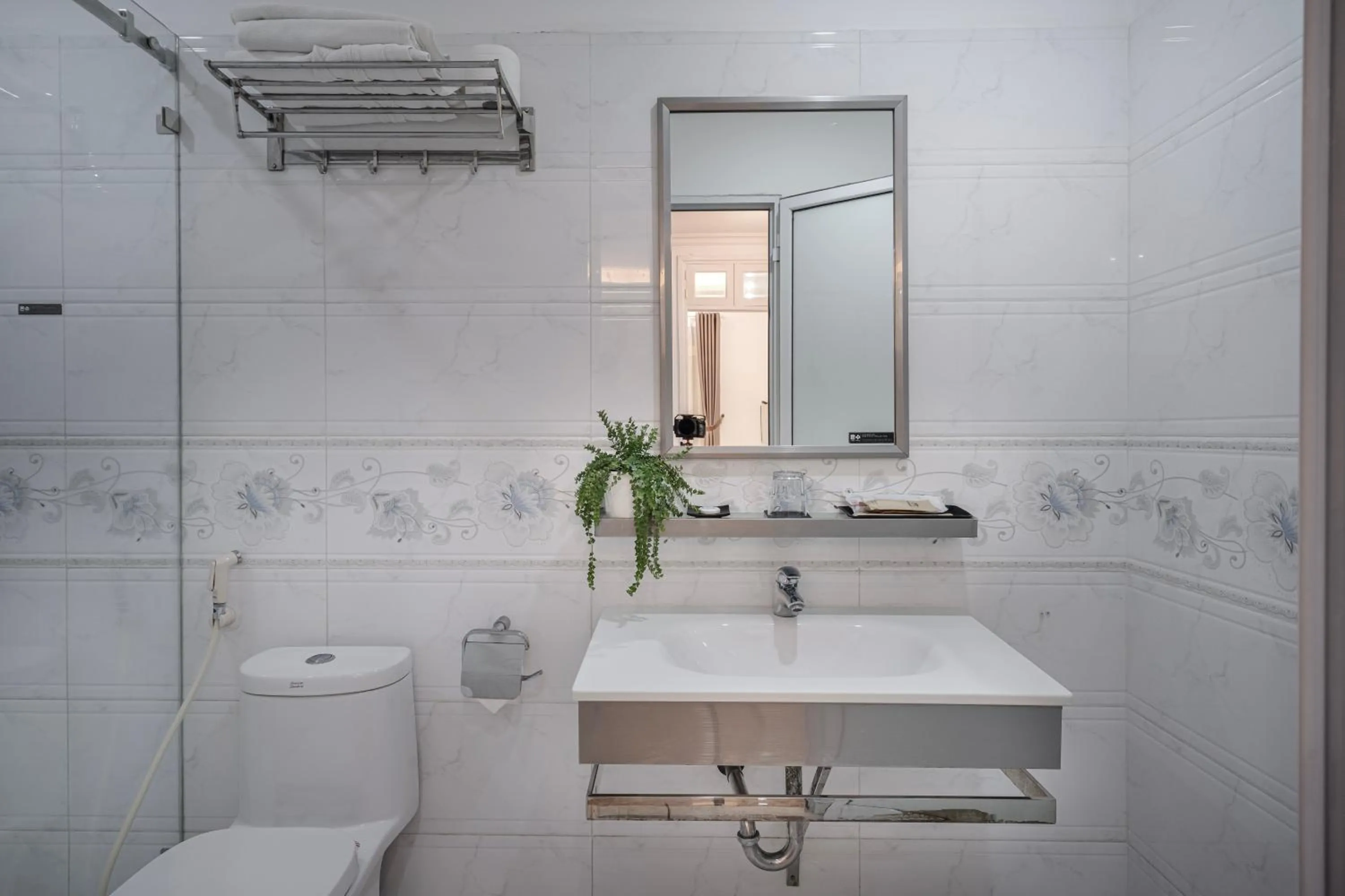 Shower in 그레이스 호텔 Grace Hotel & Residence