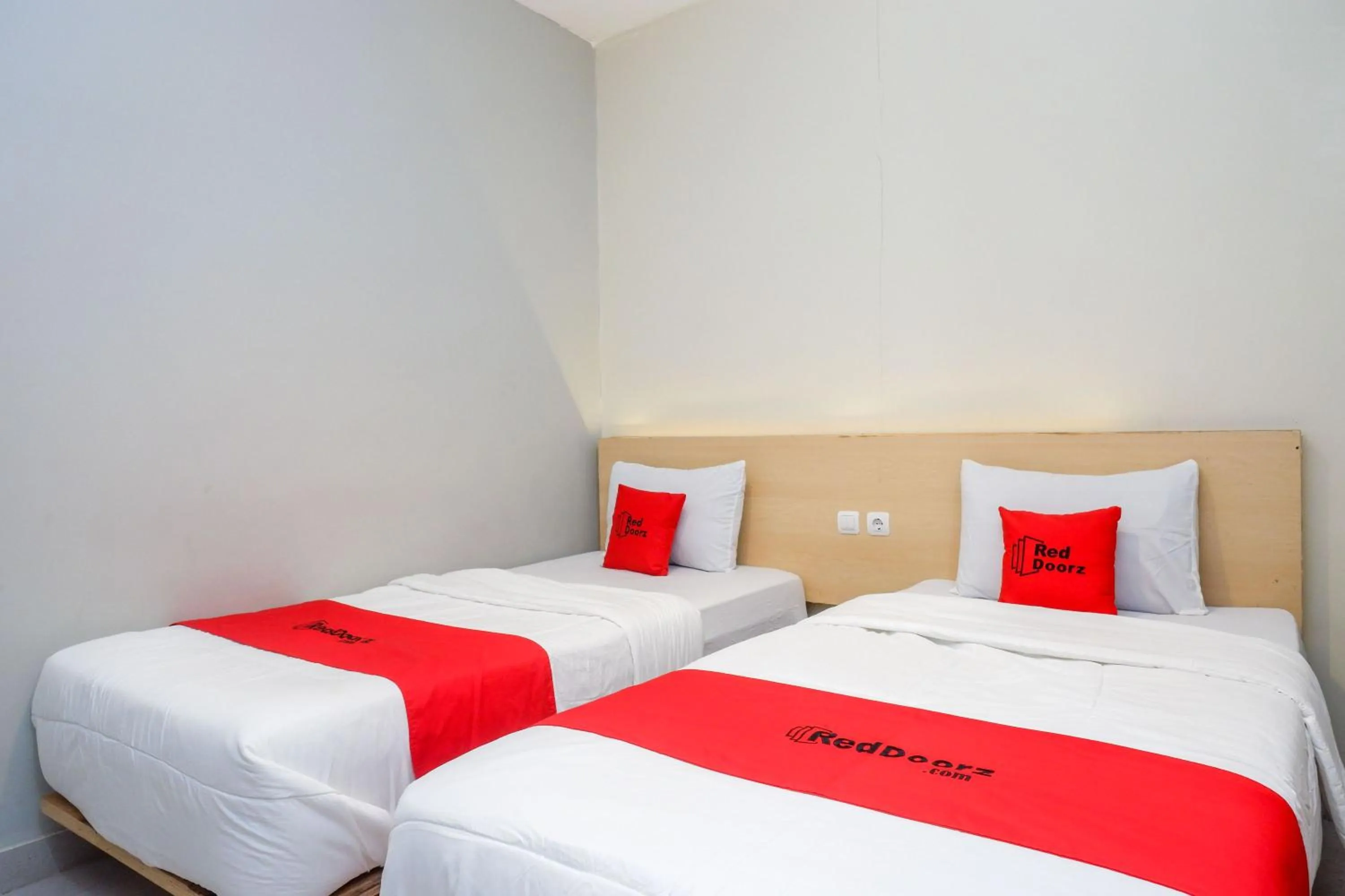 Bedroom, Bed in RedDoorz near Stasiun Batang