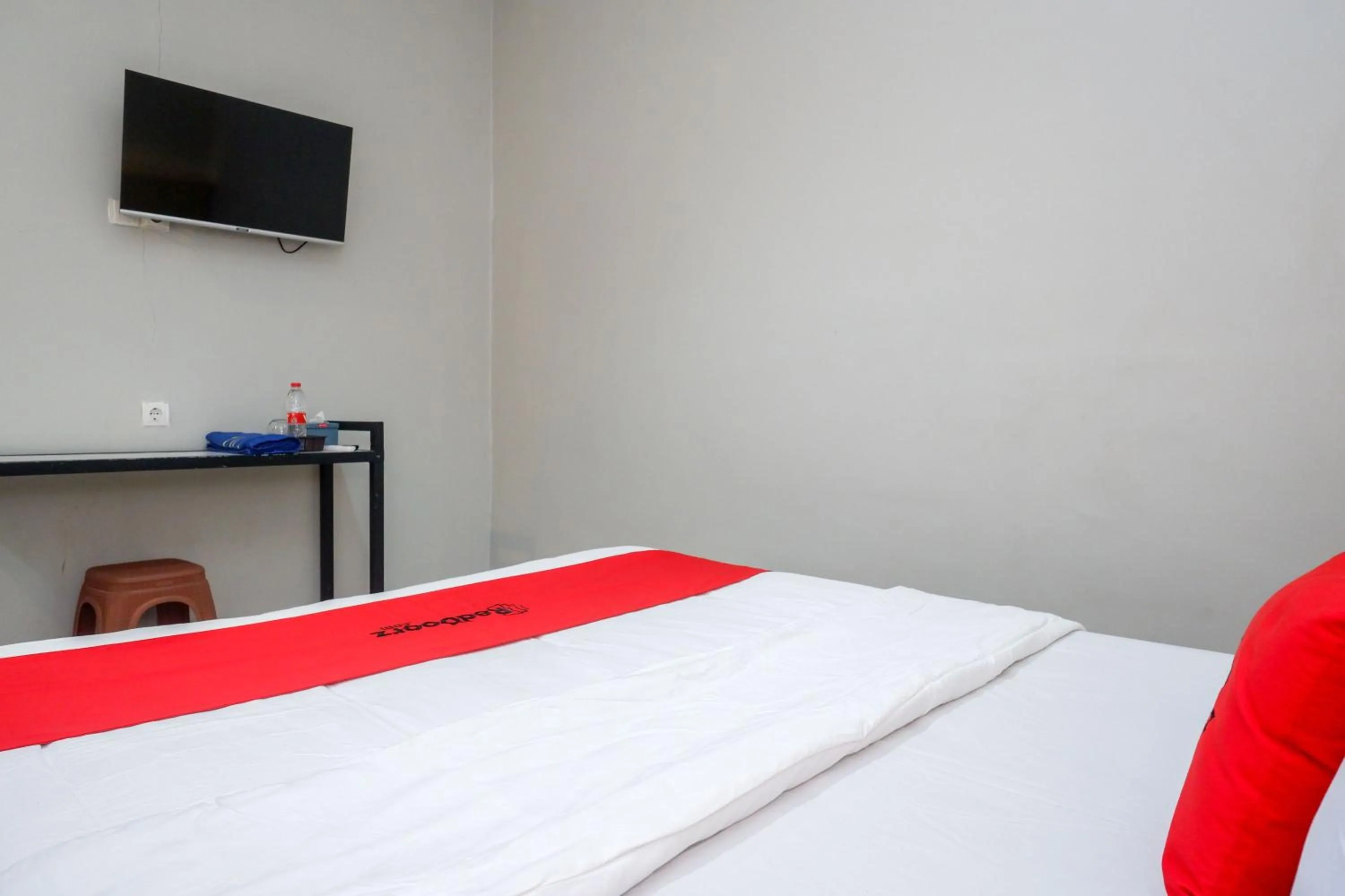 Bedroom, Bed in RedDoorz near Stasiun Batang