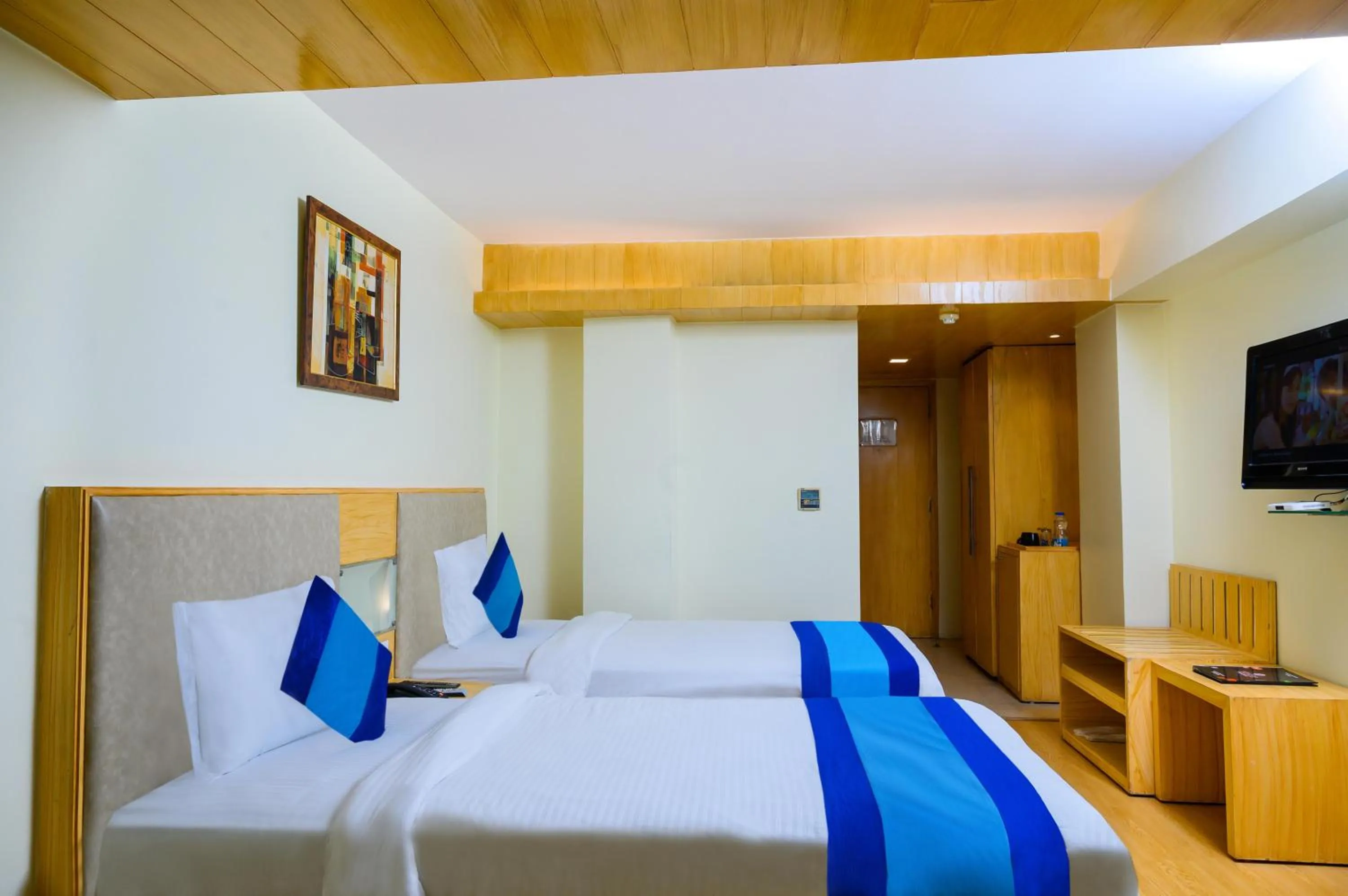 Communal lounge/ TV room, Bed in Keyon By Kumar