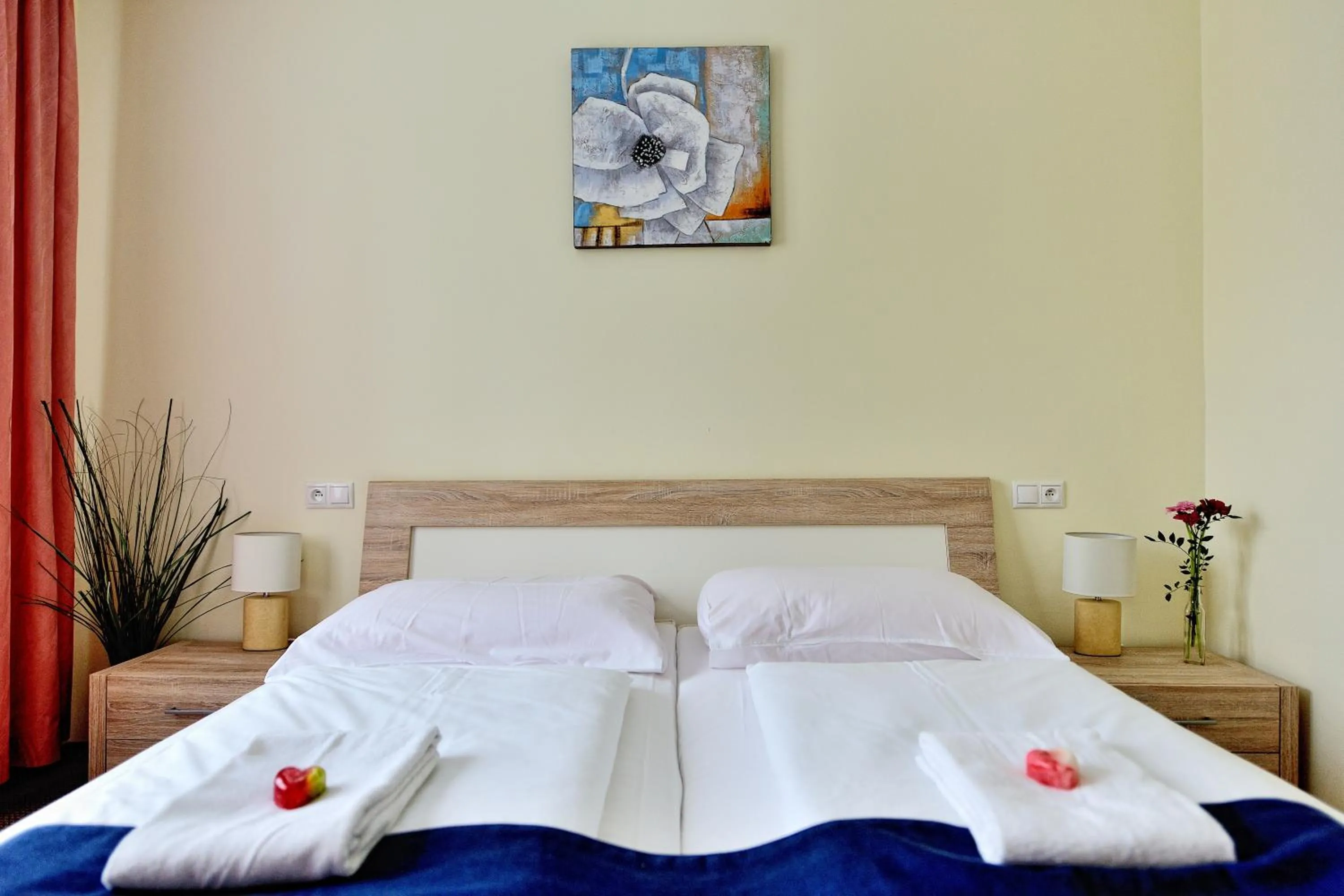 Photo of the whole room, Bed in Hotel KOREKT