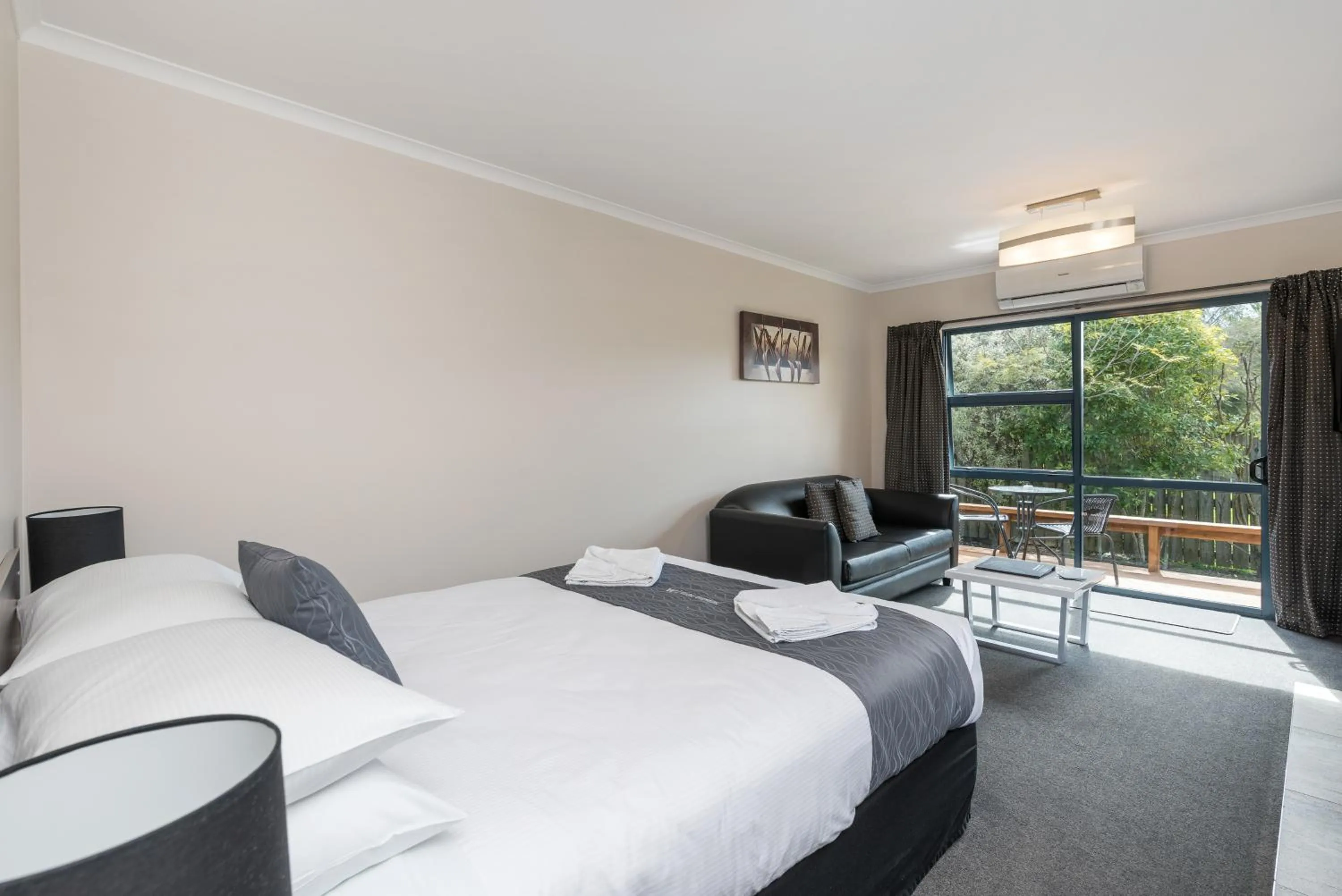 Photo of the whole room, Bed in Matakana Motel