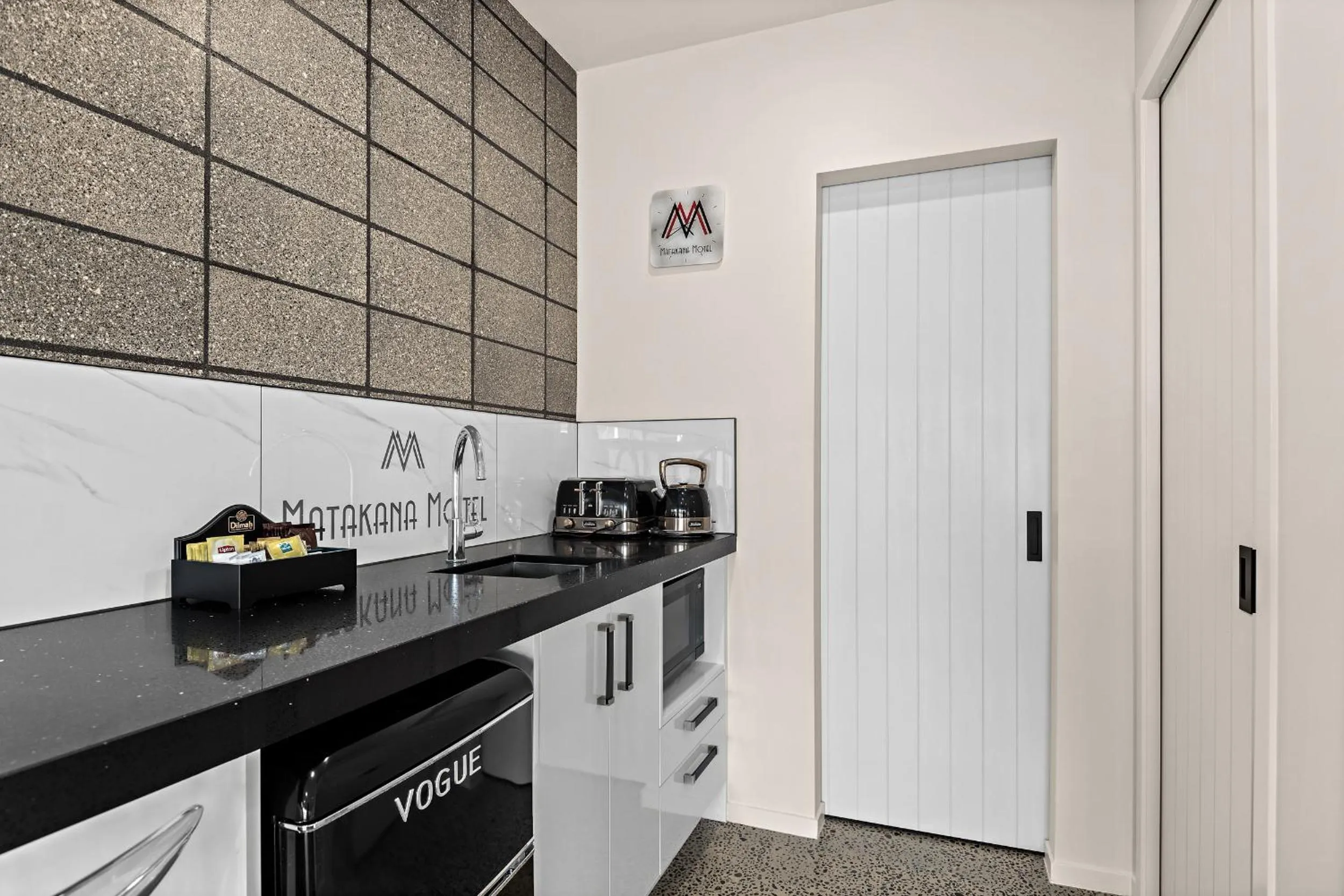 Kitchen or kitchenette in Matakana Motel