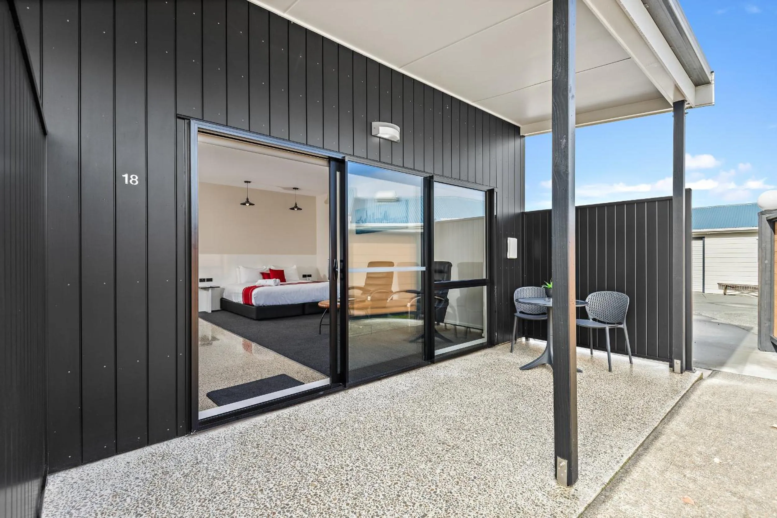Balcony/Terrace, Bed in Matakana Motel