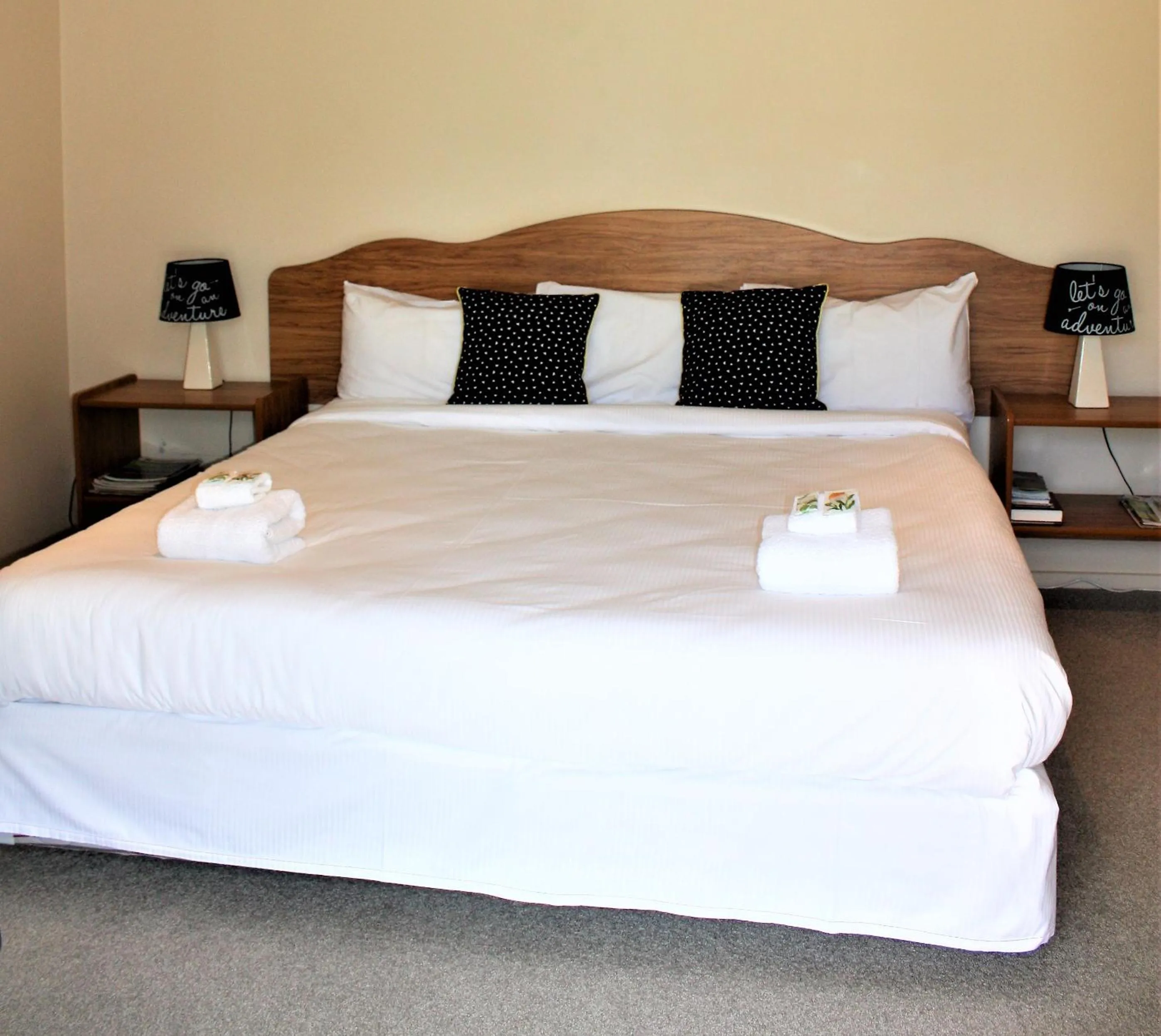 Bed in Owen River Tavern & Motels