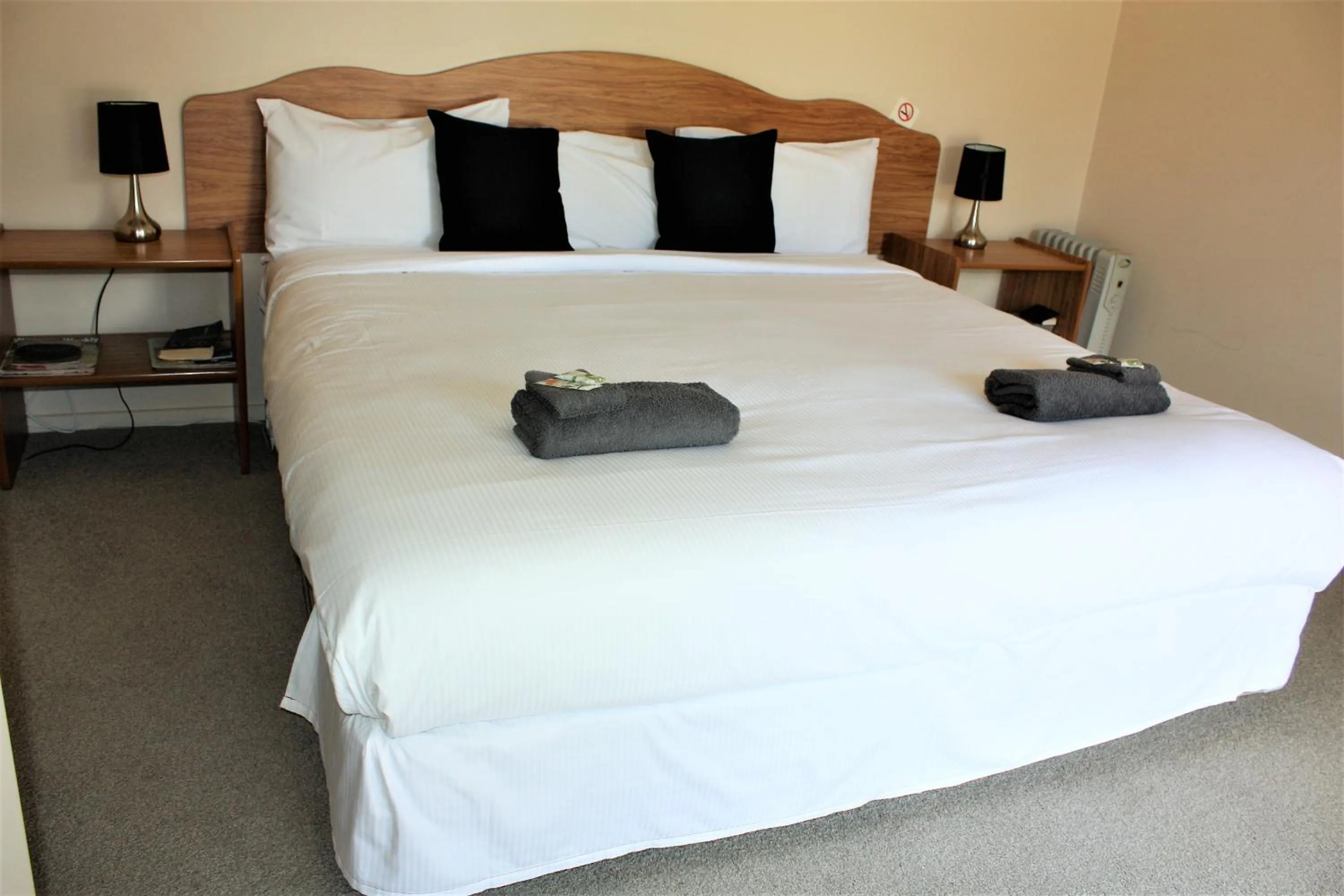 Bed in Owen River Tavern & Motels