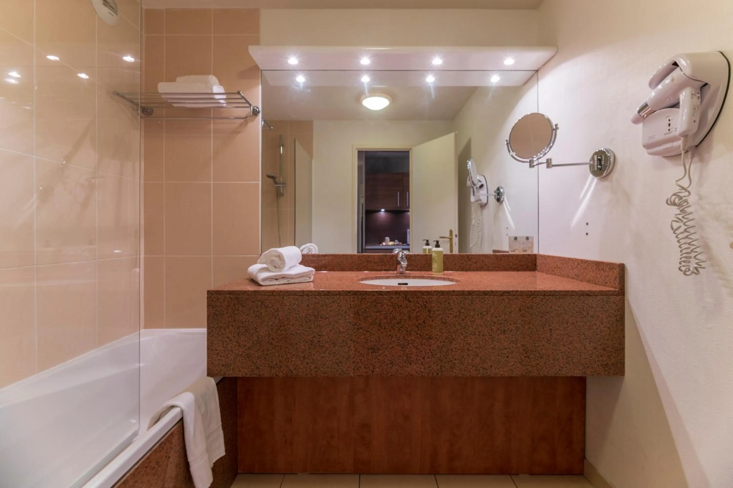 Bathroom in CERISE Bordeaux Mérignac Aéroport