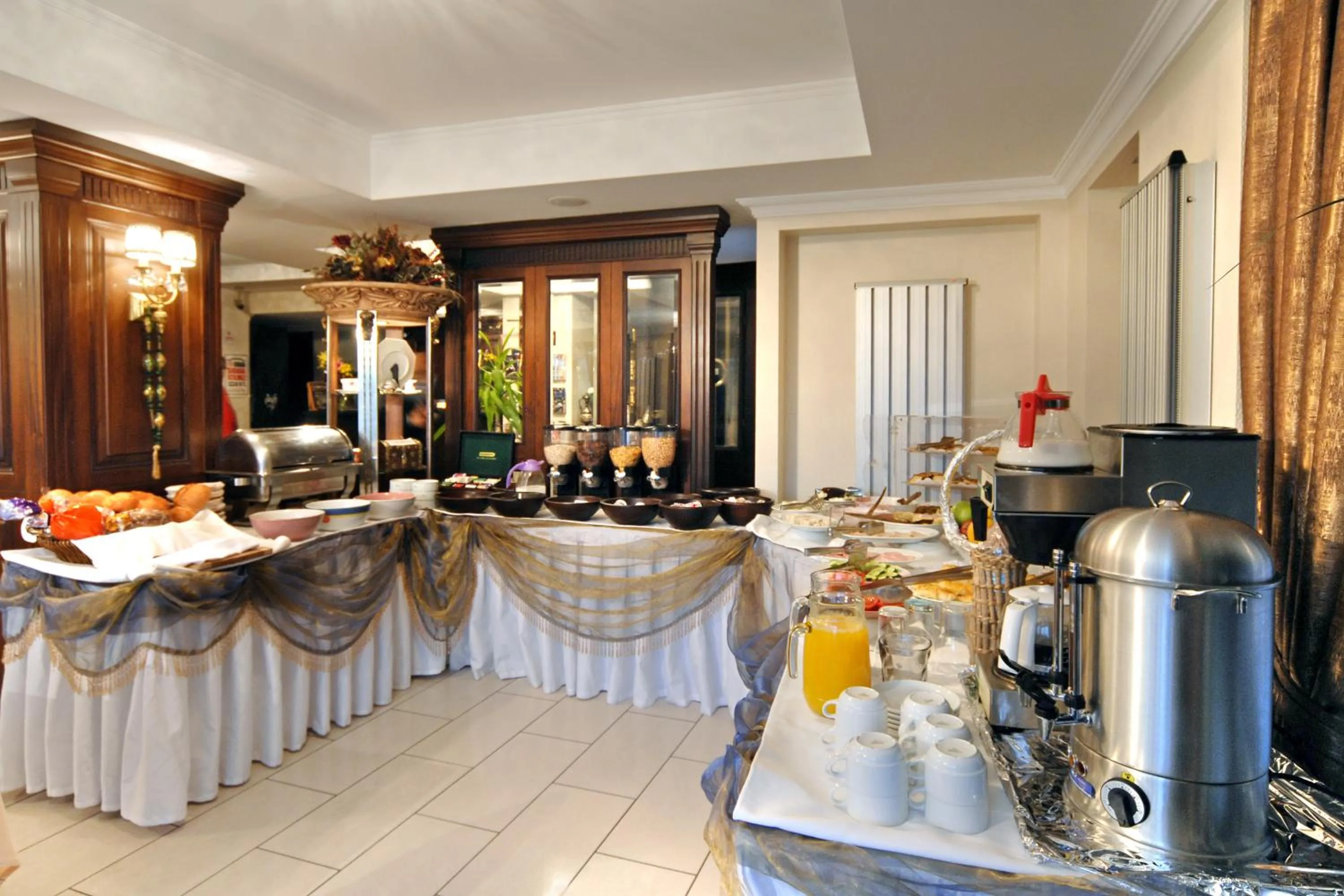 Restaurant/places to eat in Hotel Daphne