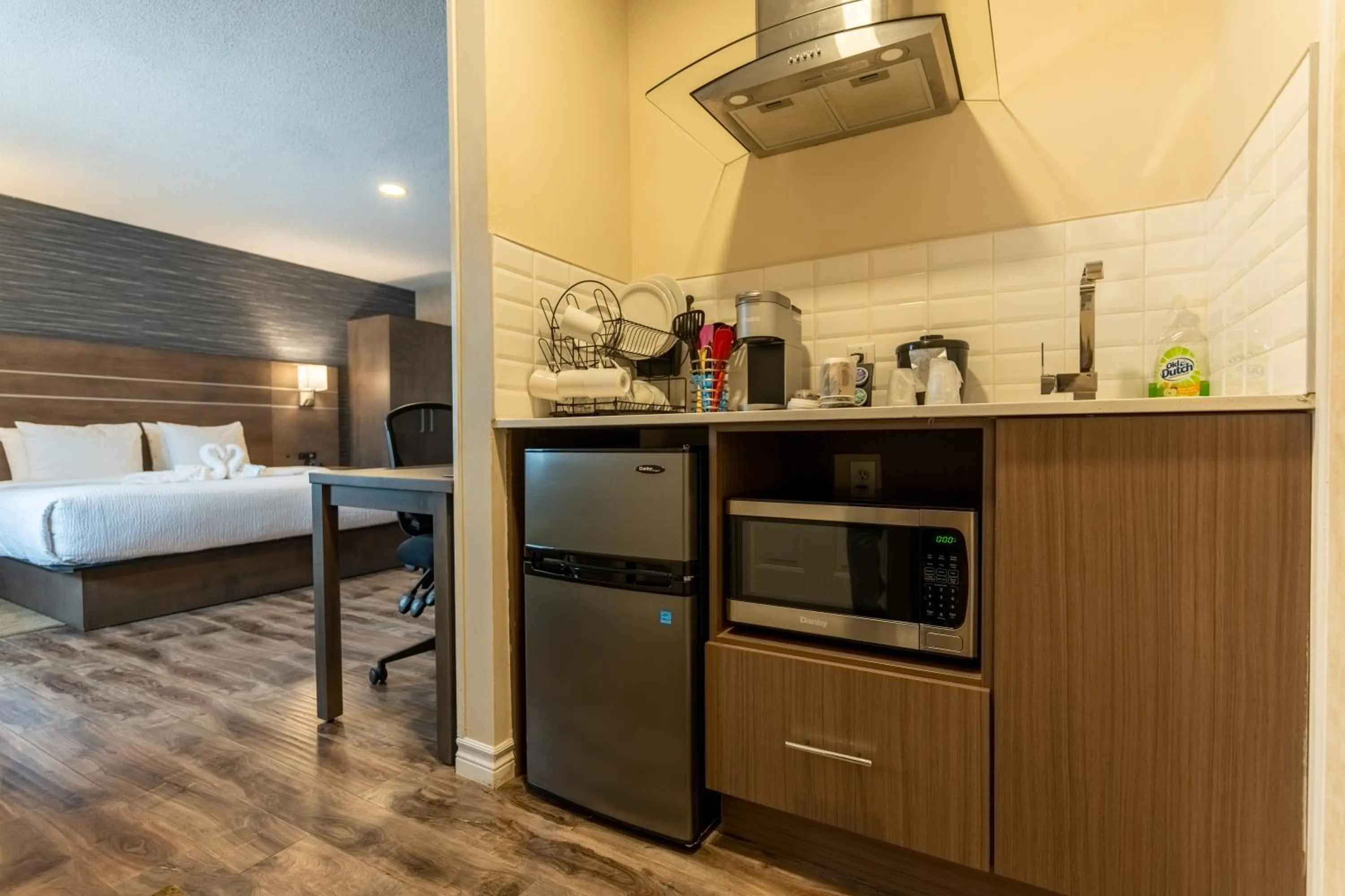Kitchen or kitchenette, Bed in Glengarry Extended Stays