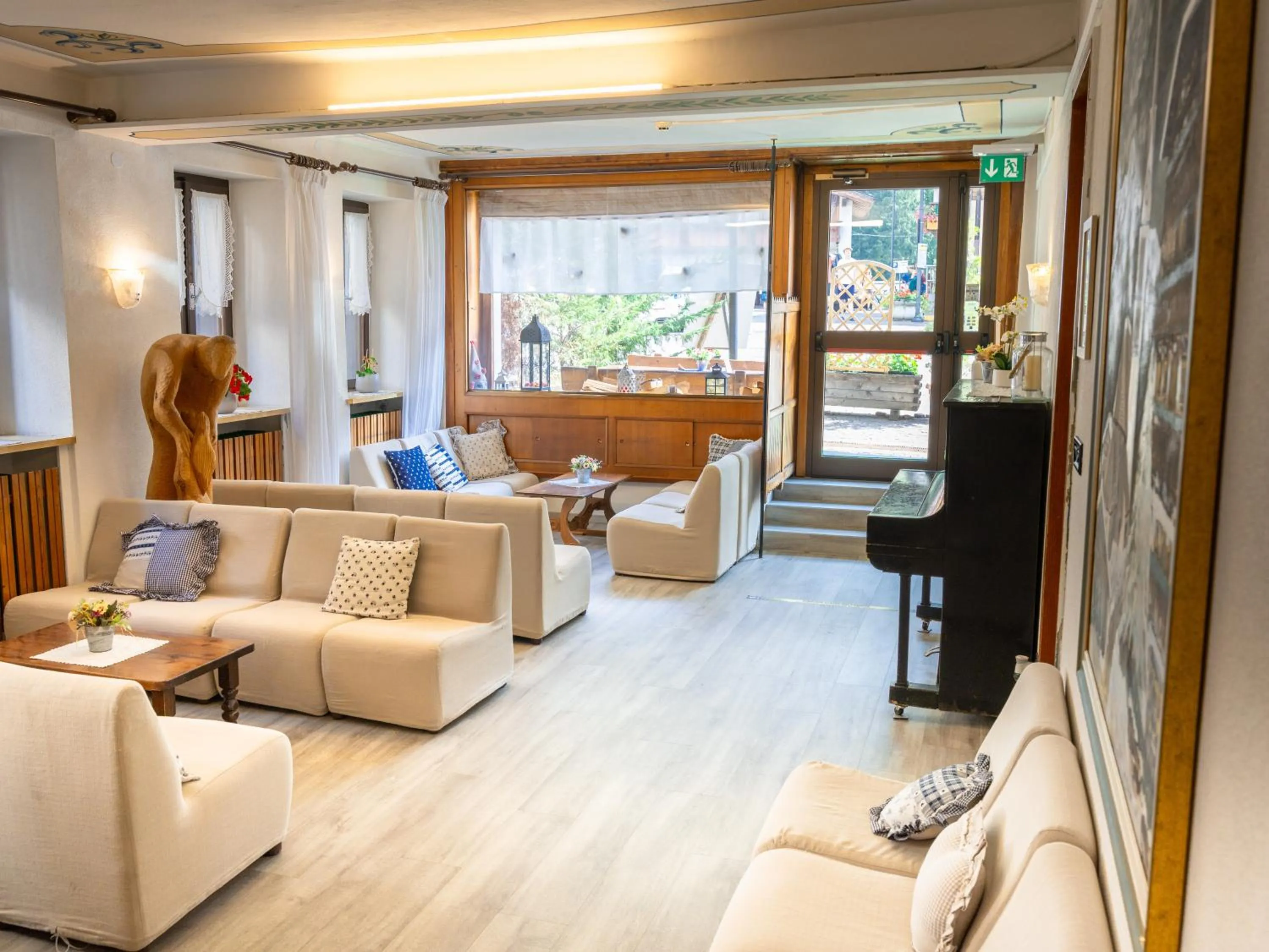 Communal lounge/ TV room in Hotel Alle Alpi