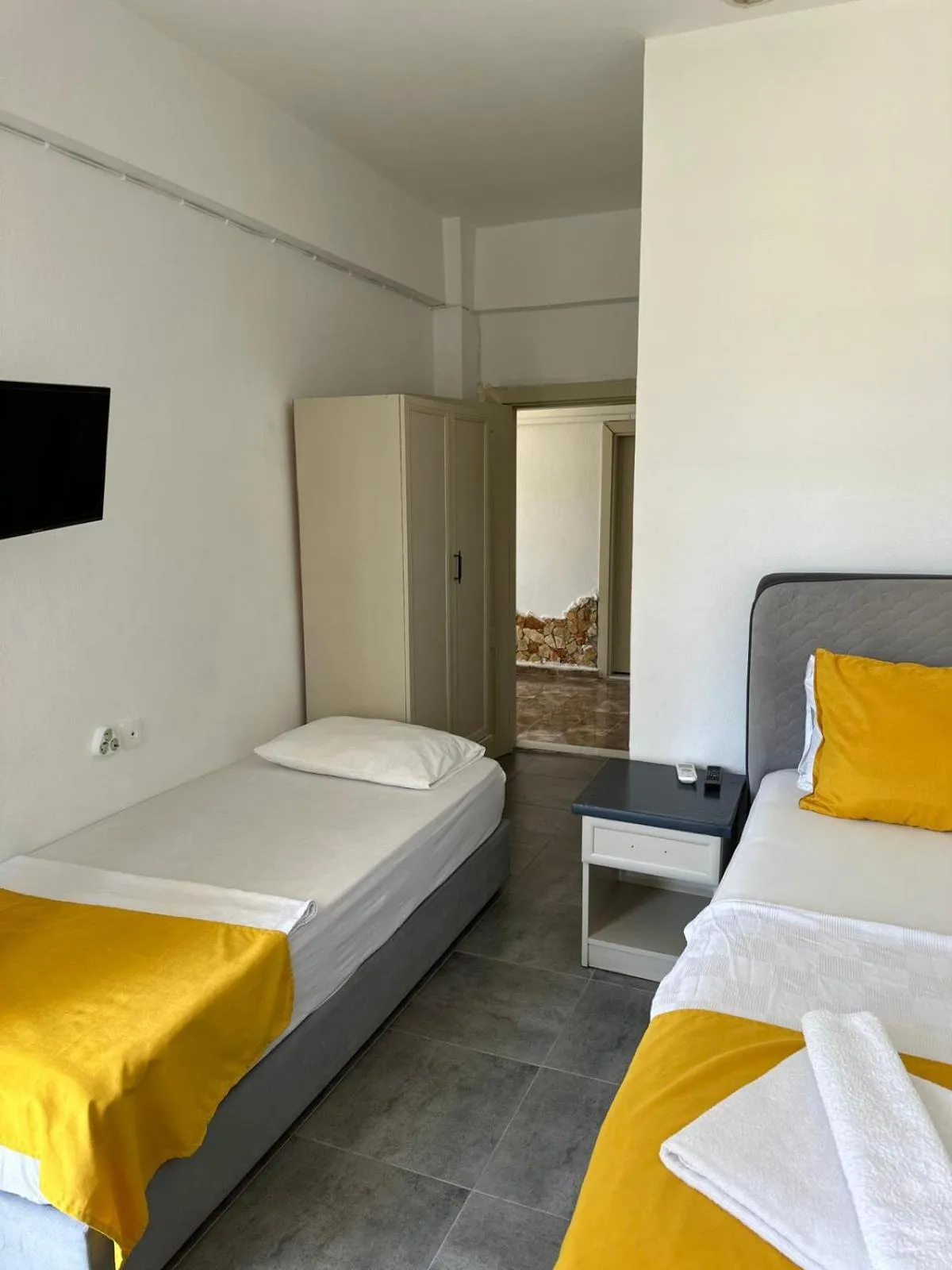 Communal lounge/ TV room, Bed in FİNİKE SEVER OTEL